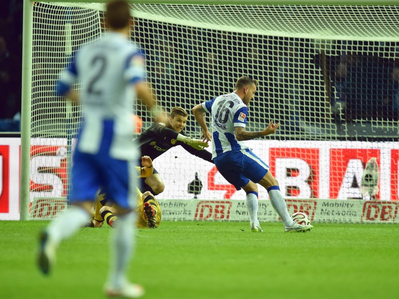 Der ehemalige Dortmunder Julian Schieber hat beim BVB die Verunsicherung neu entfacht. Mit einem perfekten Kontertor sorgte der 25 Jahre alte Stürmer am 15. Spieltag der Fußball-Bundesliga für den 1:0 (1:0)-Sieg von Hertha BSC und stürzte Borussia Dortmund zurück in die Abstiegszone. Für die Berliner, die mit 17 Punkten in der Tabelle auf Rang zwölf kletterten, war es vor 75 254 Zuschauern der erste Heimsieg gegen den BVB seit mehr als sieben Jahren. Champions-League-Achtelfinalist Borussia steht mit 14 Punkten auf dem 16. Rang, der zum Saisonende die Abstiegsrelegation bedeuten würde.