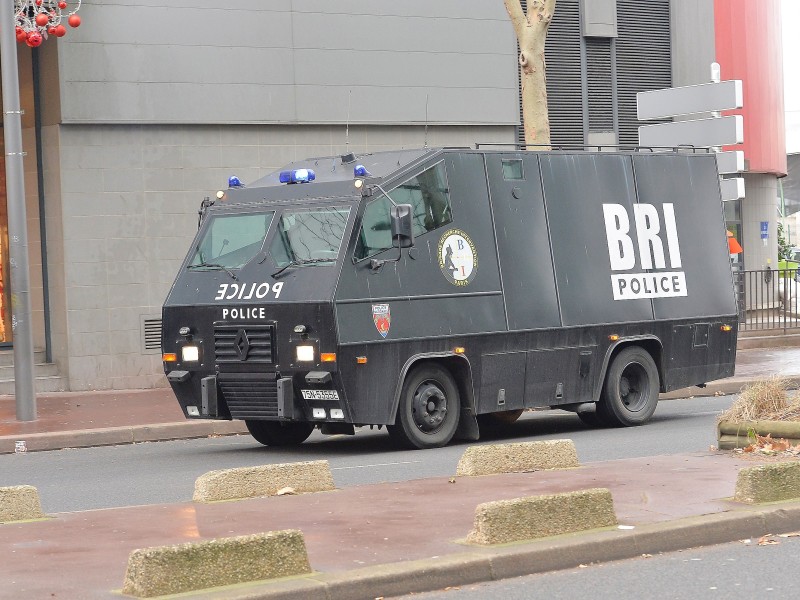 ...auf der Flucht. Ob die Tat mit dem Anschlag in Paris, bei dem auch zwei Polizisten getötet wurden, in Zusammenhang steht, war zunächst unklar. Nicht nur Frankreich...