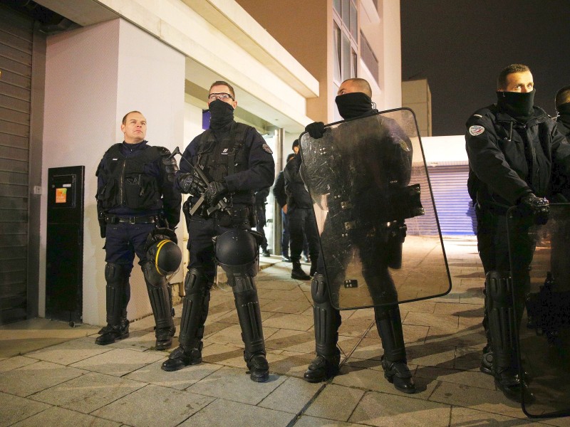 ...bewachten Polizisten ein Gebäude, in dem im Rahmen der Ermittlungen zu dem Anschlag Spuren gesichert wurden. Nach einer...