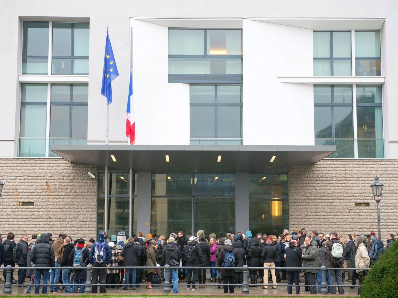 ...in Berlin nahmen Passanten vor der französischen Botschaft am Pariser Platz an der Schweigeminute teil. In Frankreich...