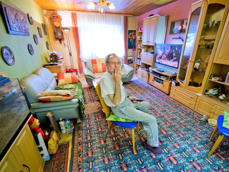Der Rentner soll aus seiner Wohnung ausziehen, weil er die Nachbarn mit dem Geruch belästigt.
