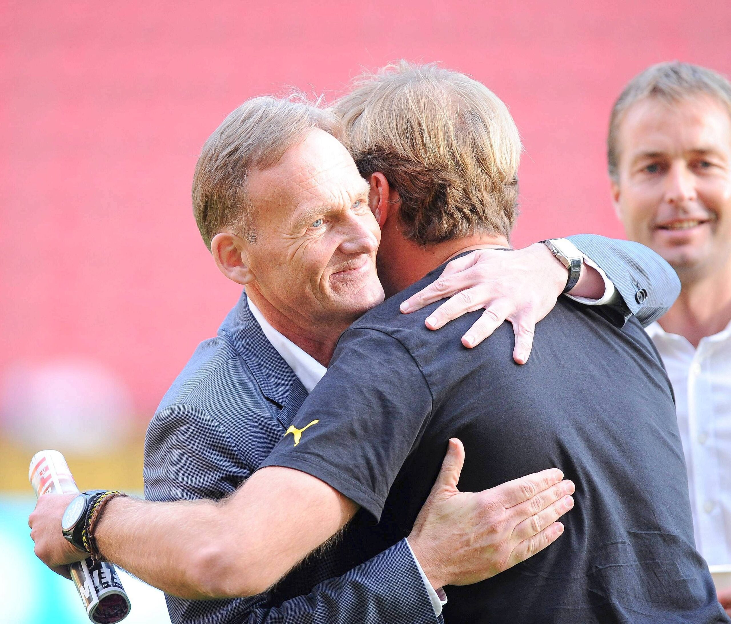 ...BVB-Boss Hans-Joachim Watzke gebeten,...