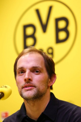 ... Tuchel vor BVB-Emblem, ...