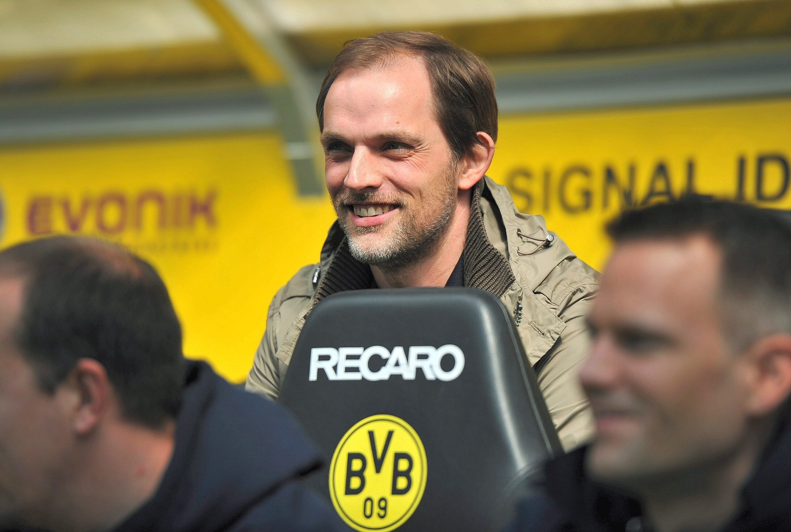 ... mehr solcher Bilder geben: Tuchel auf der BVB-Bank, ...