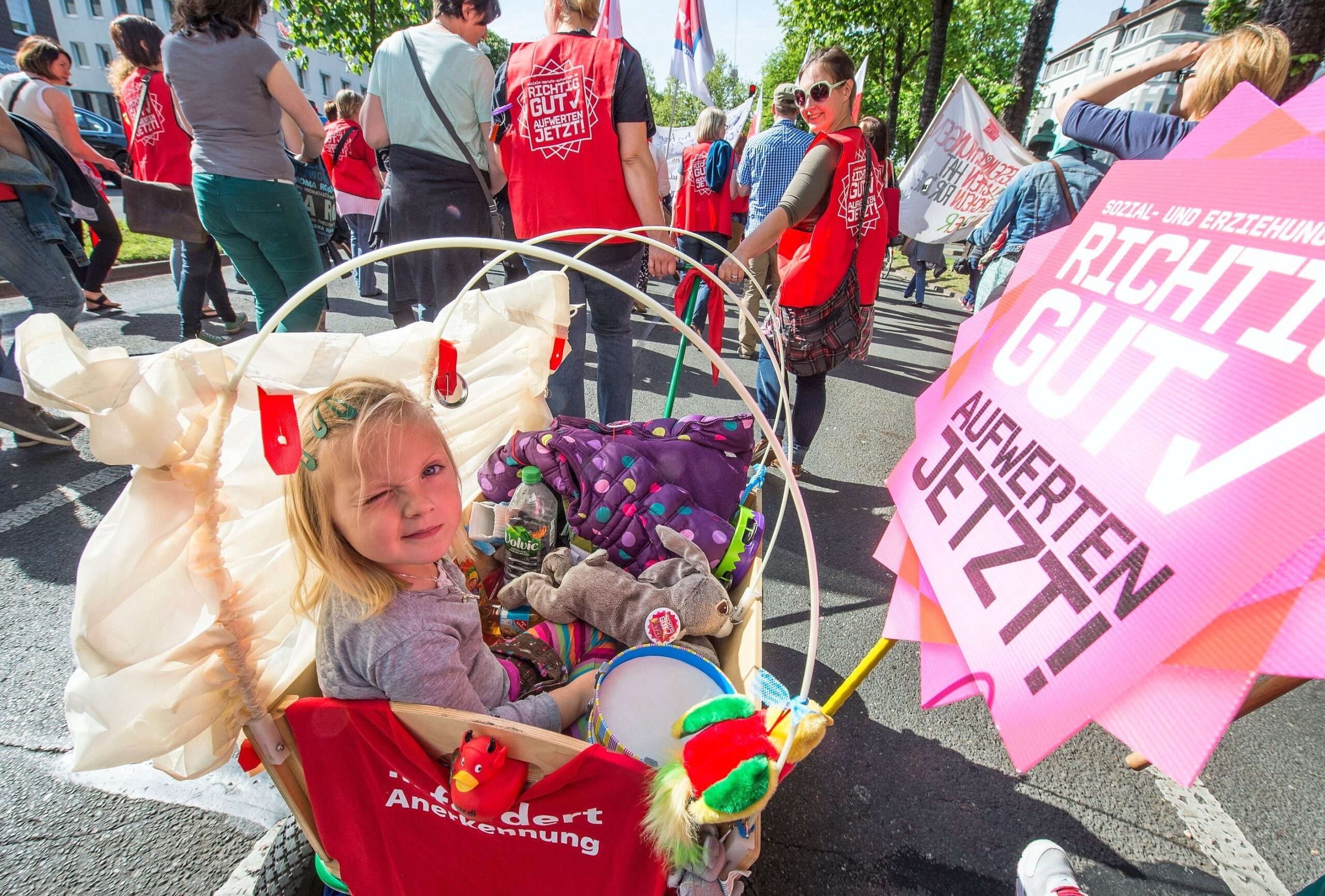 Für Mila (3) ging's am Montag auf eine Demo in Dortmund statt in die Kita. Die unbefristeten Streiks...