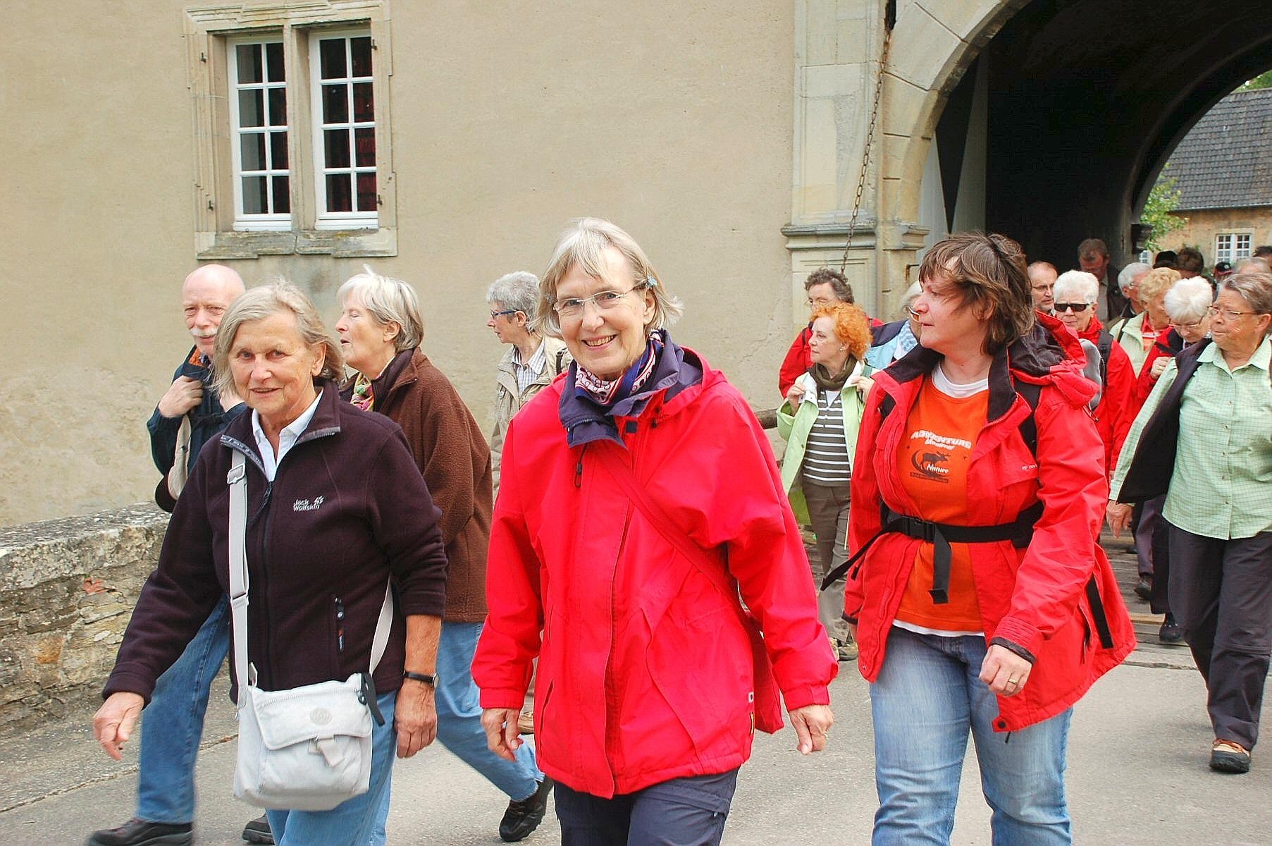 Der 25. Juli ist seit dem achten Jahrhundert Festtag für den Apostel Jakobus. Dass die Pilgergemeinde aus Lünen und Umgebung ihn am vergangenen Samstag schon zwei Tage früher feierte, hatte organisatorische Gründe. Denn nicht nur Rentner, sondern auch Menschen, die im Arbeitsleben stehen, sollten mit eingeschlossen werden. Dass sich dann aber so viele Pilger einfanden, die an der zwölf Kilometer langen Wanderung von Herbern nach Werne teilnahmen, überraschte selbst „Cheforganisator“ Horst Störmer.