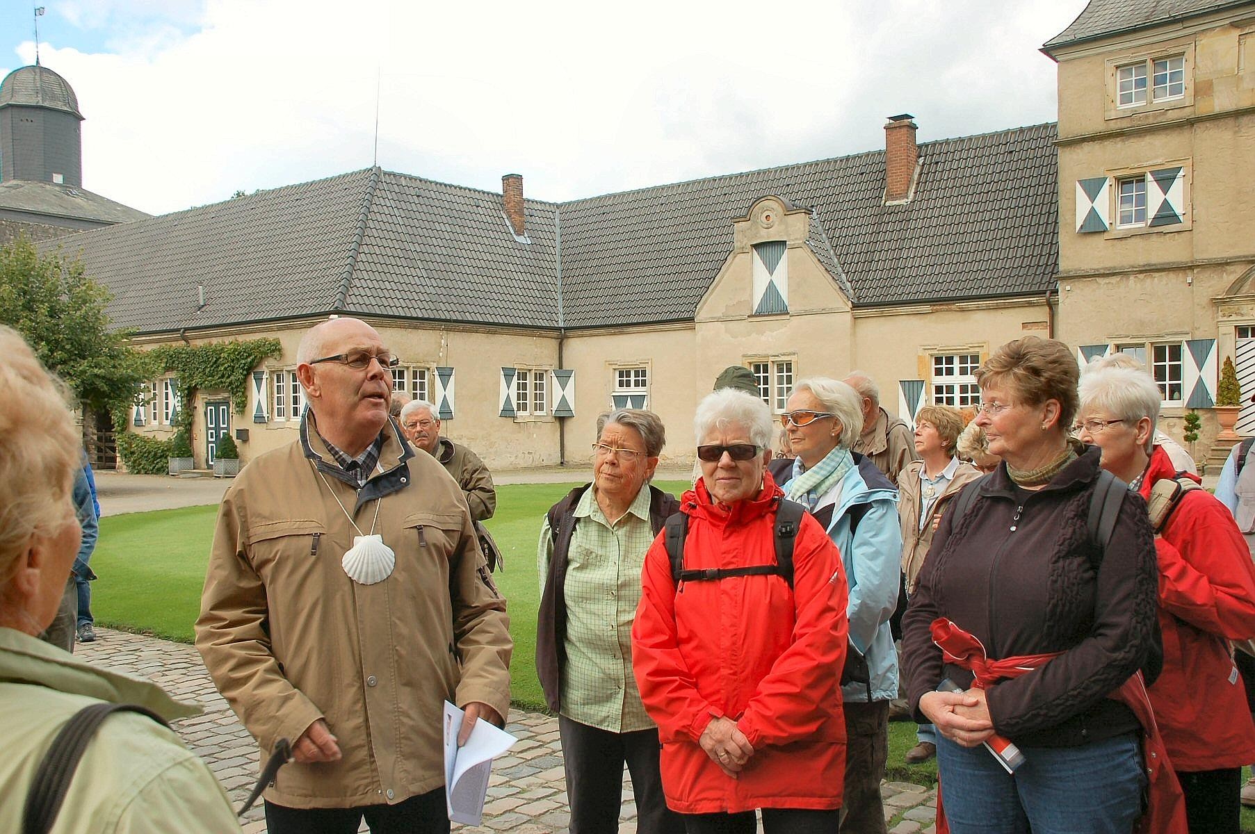 Der 25. Juli ist seit dem achten Jahrhundert Festtag für den Apostel Jakobus. Dass die Pilgergemeinde aus Lünen und Umgebung ihn am vergangenen Samstag schon zwei Tage früher feierte, hatte organisatorische Gründe. Denn nicht nur Rentner, sondern auch Menschen, die im Arbeitsleben stehen, sollten mit eingeschlossen werden. Dass sich dann aber so viele Pilger einfanden, die an der zwölf Kilometer langen Wanderung von Herbern nach Werne teilnahmen, überraschte selbst „Cheforganisator“ Horst Störmer.