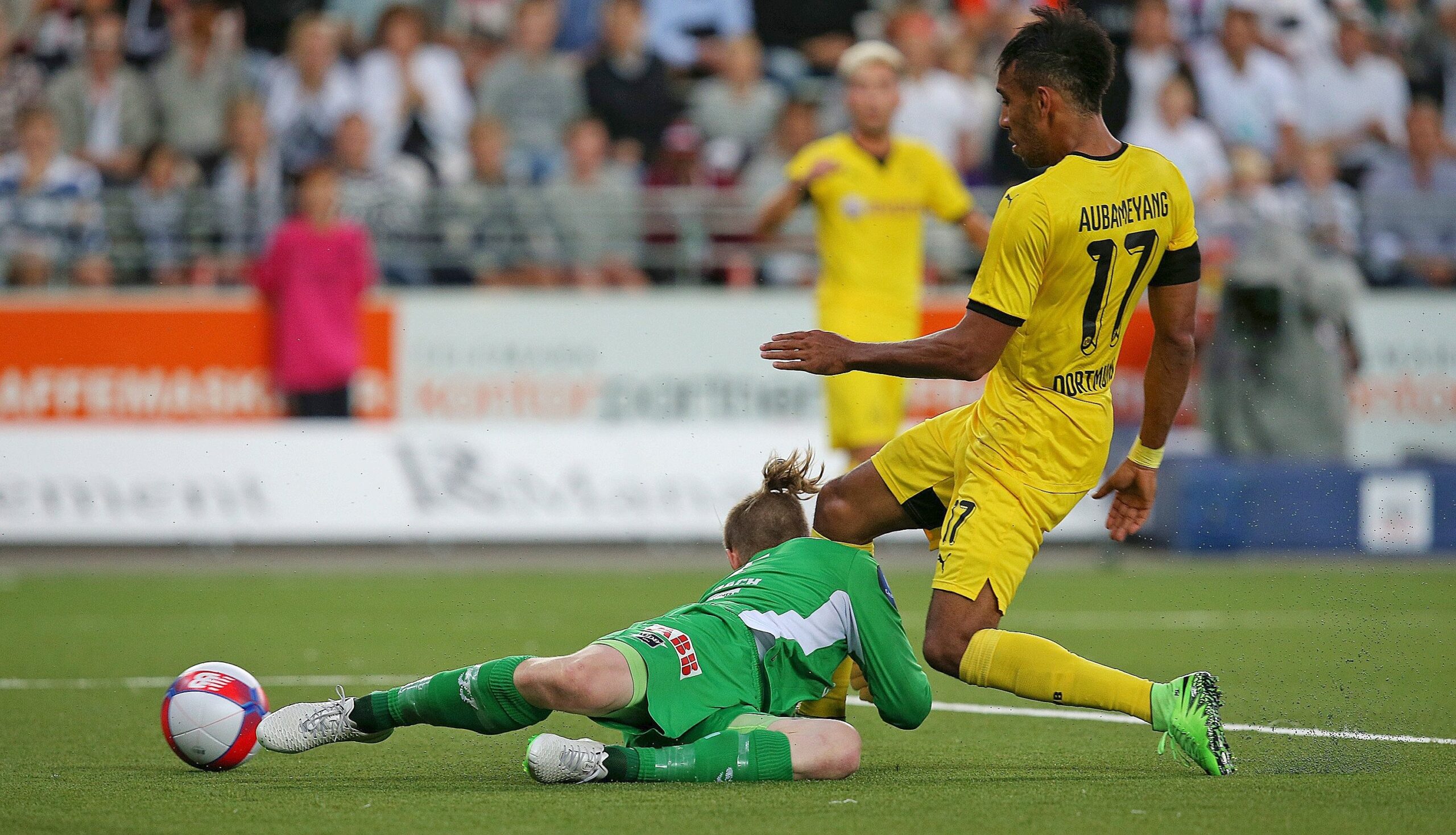 Odds BK erwischte die Borussia zunächst eiskalt: Nach 22 Minuten stand es 0:3 aus Sicht des BVB. Einziger Lichtblick in der ersten Halbzeit: Pierre-Emerick Aubameyang traf zum 1:3 (34.). In der zweiten Hälfte konnten sich die Dortmunder dann aber doch zurückkämpfen (Kagawa 47./ Aubameyang 76.), bevor Henrikh Mkhitaryan in der 84. Minute den Siegtreffer markierte.