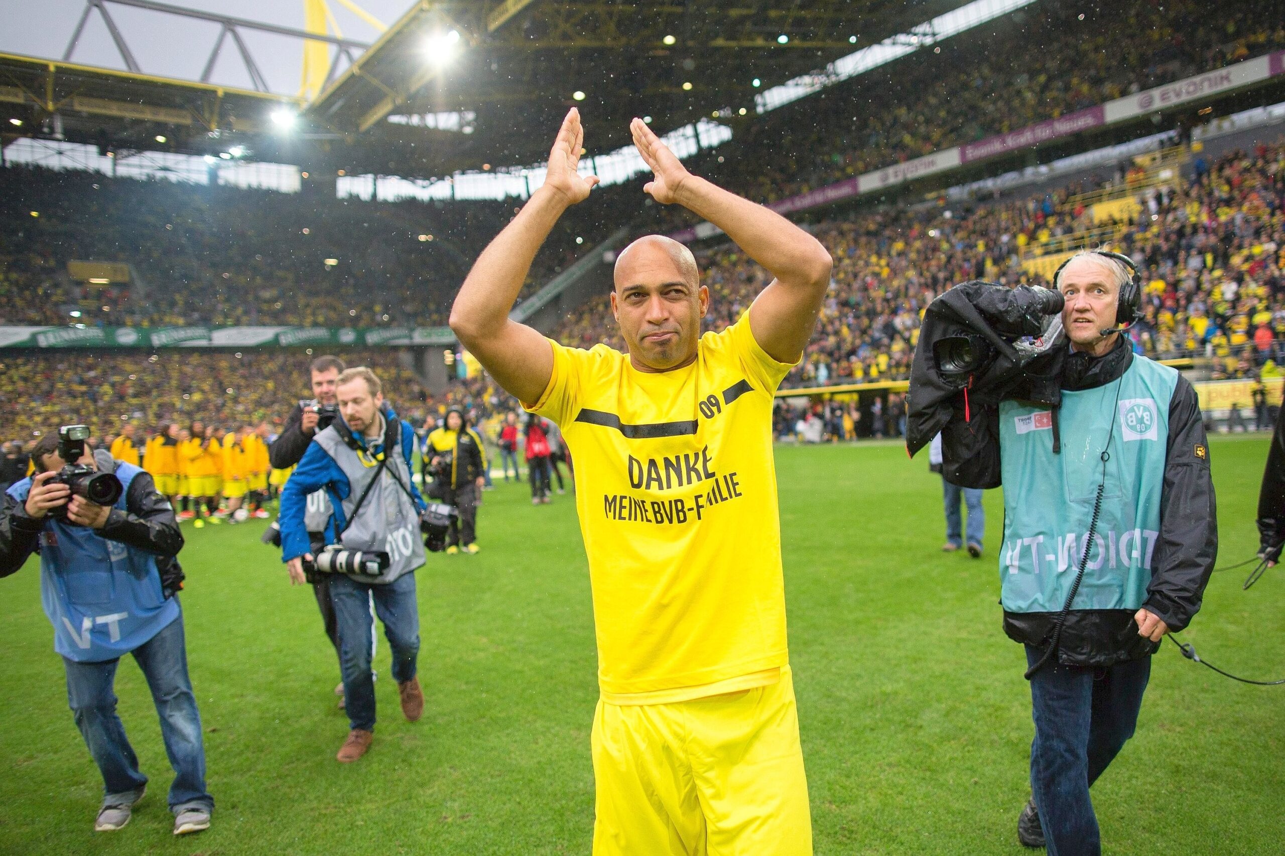 Leonardo Dede wird von den Fans und Weggefährten gefeiert.