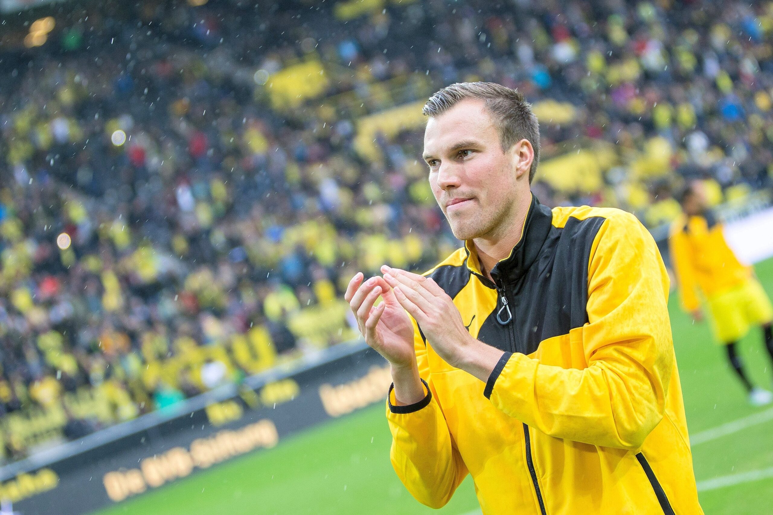 Kevin Großkreutz grüßt die Fans vor dem Spiel. Der Ur-Borusse wechselt in die Türkei.