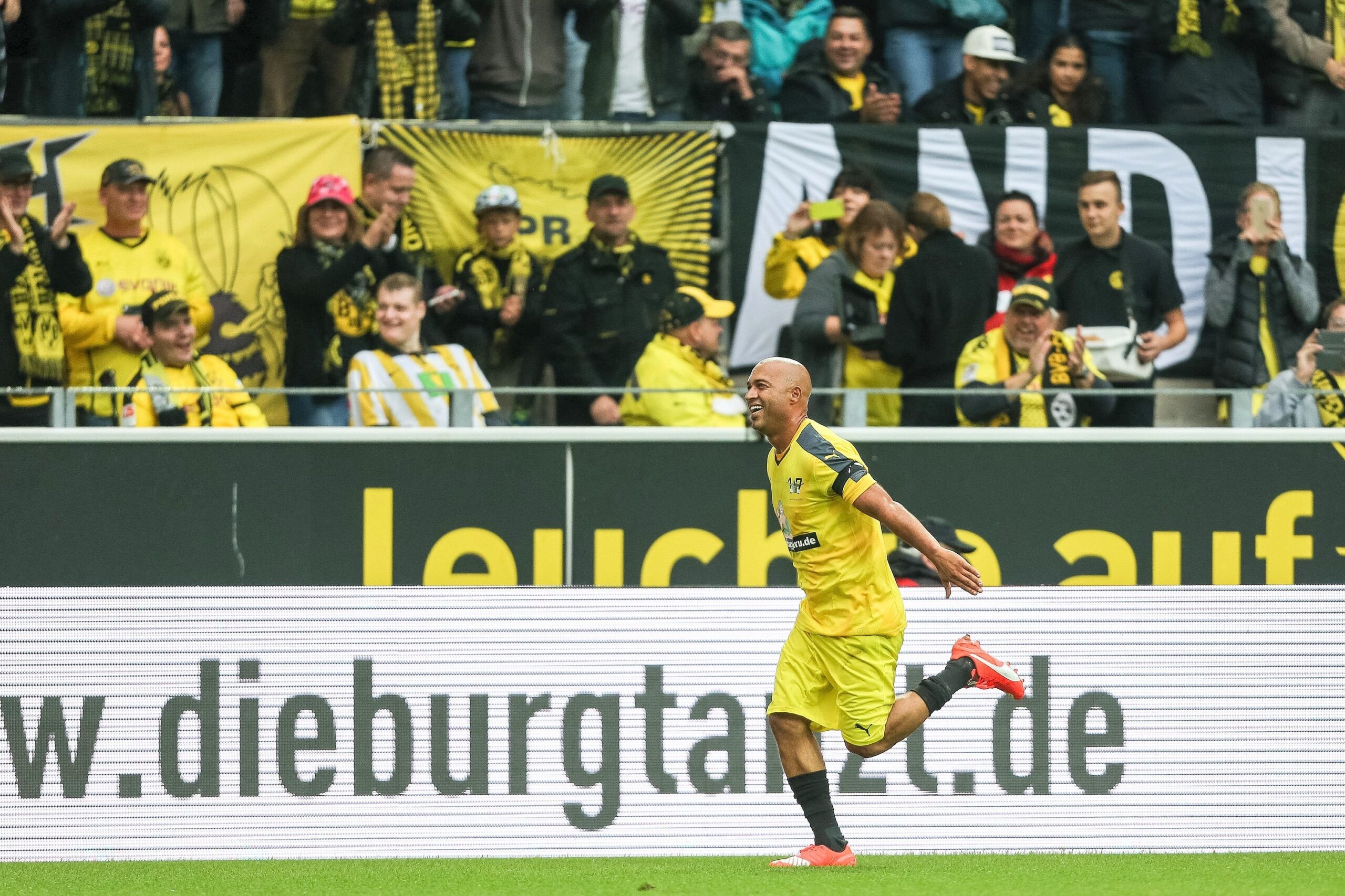 Beim Abschiedsspiel von Leonardo Dede kamen viele ehemalige BVB- und Bundesliga-Stars zusammen, um den Brasilianer zu feiern.