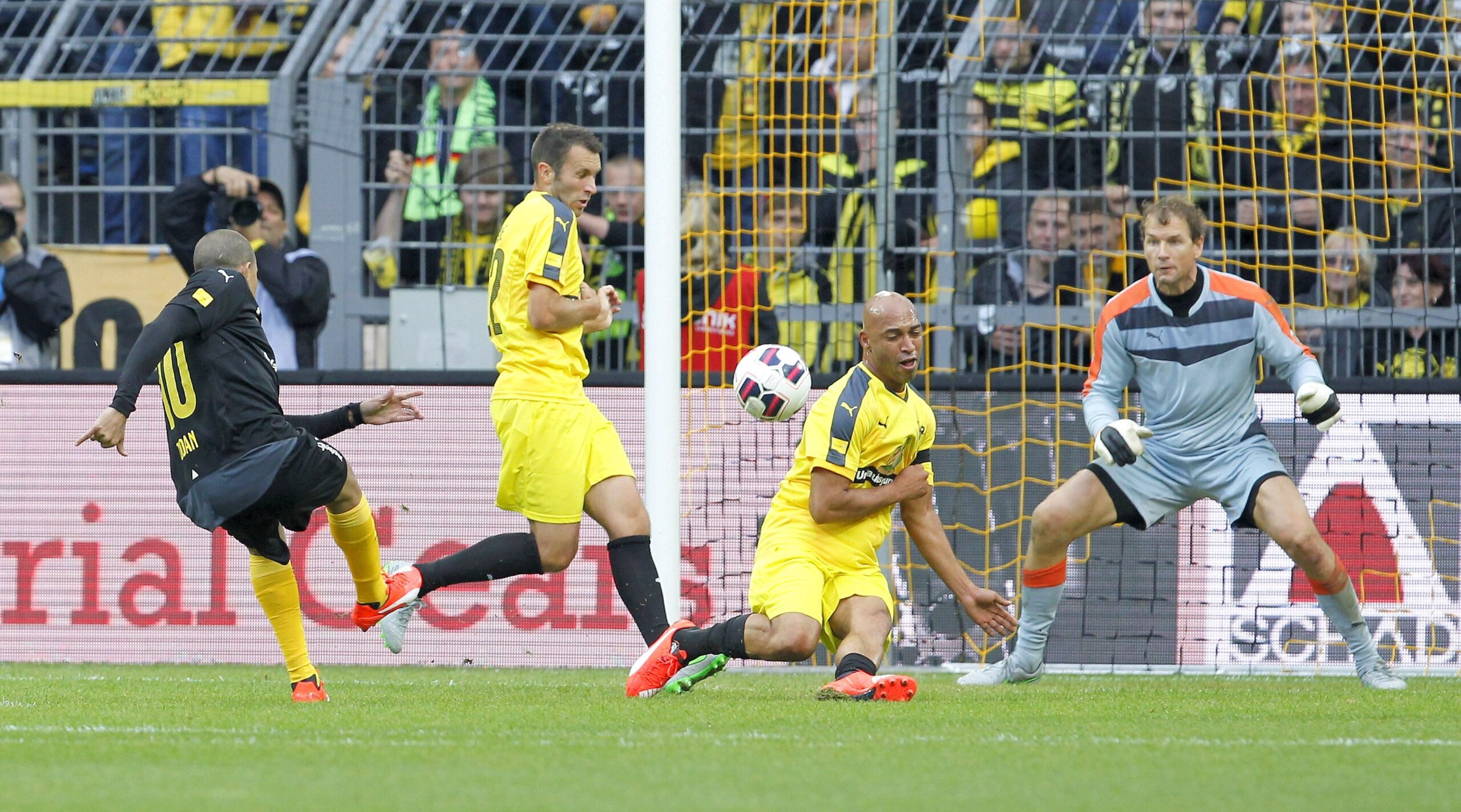 Beim Abschiedsspiel von Leonardo Dede kamen viele ehemalige BVB- und Bundesliga-Stars zusammen, um den Brasilianer zu feiern.