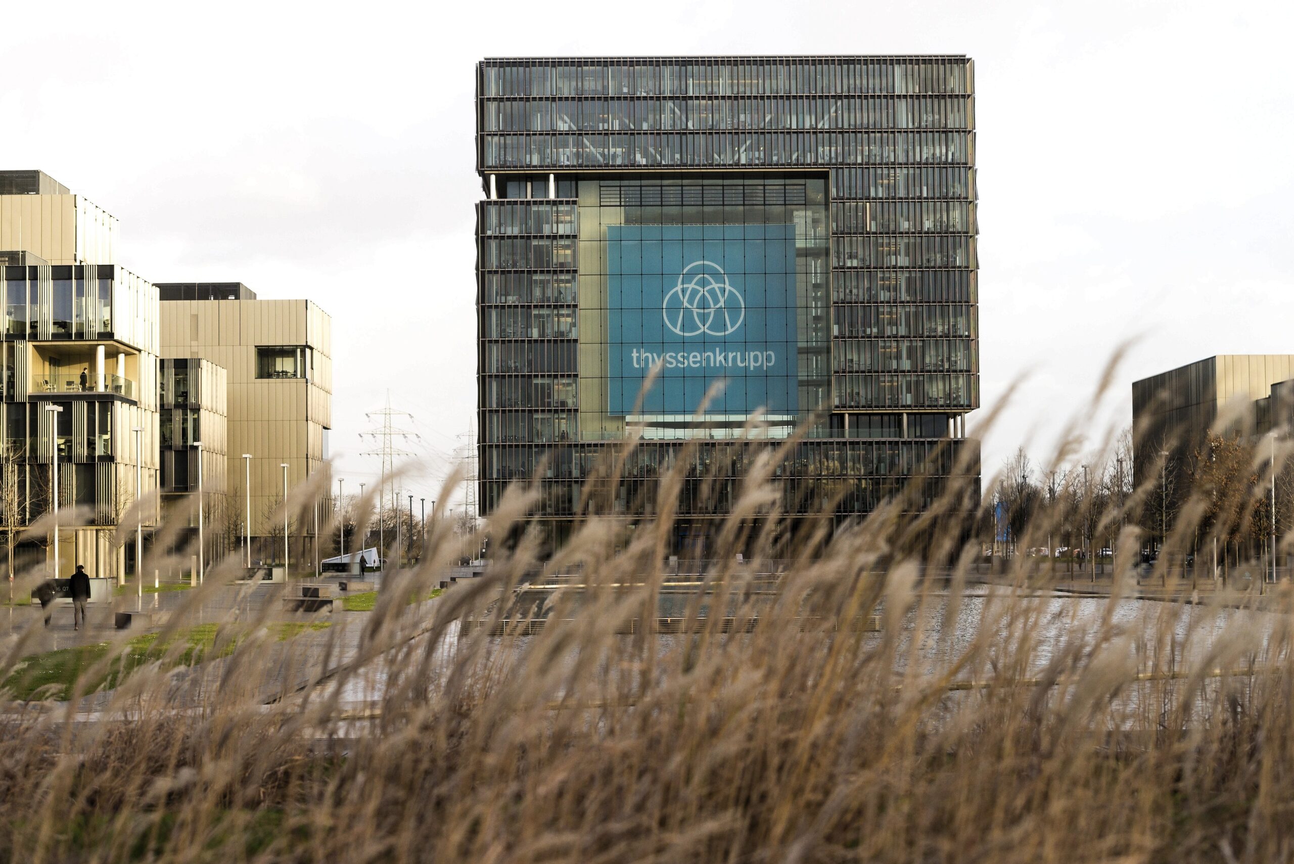 Die Thyssen-Krupp-Zentrale in Essen mit dem neuen Logo.