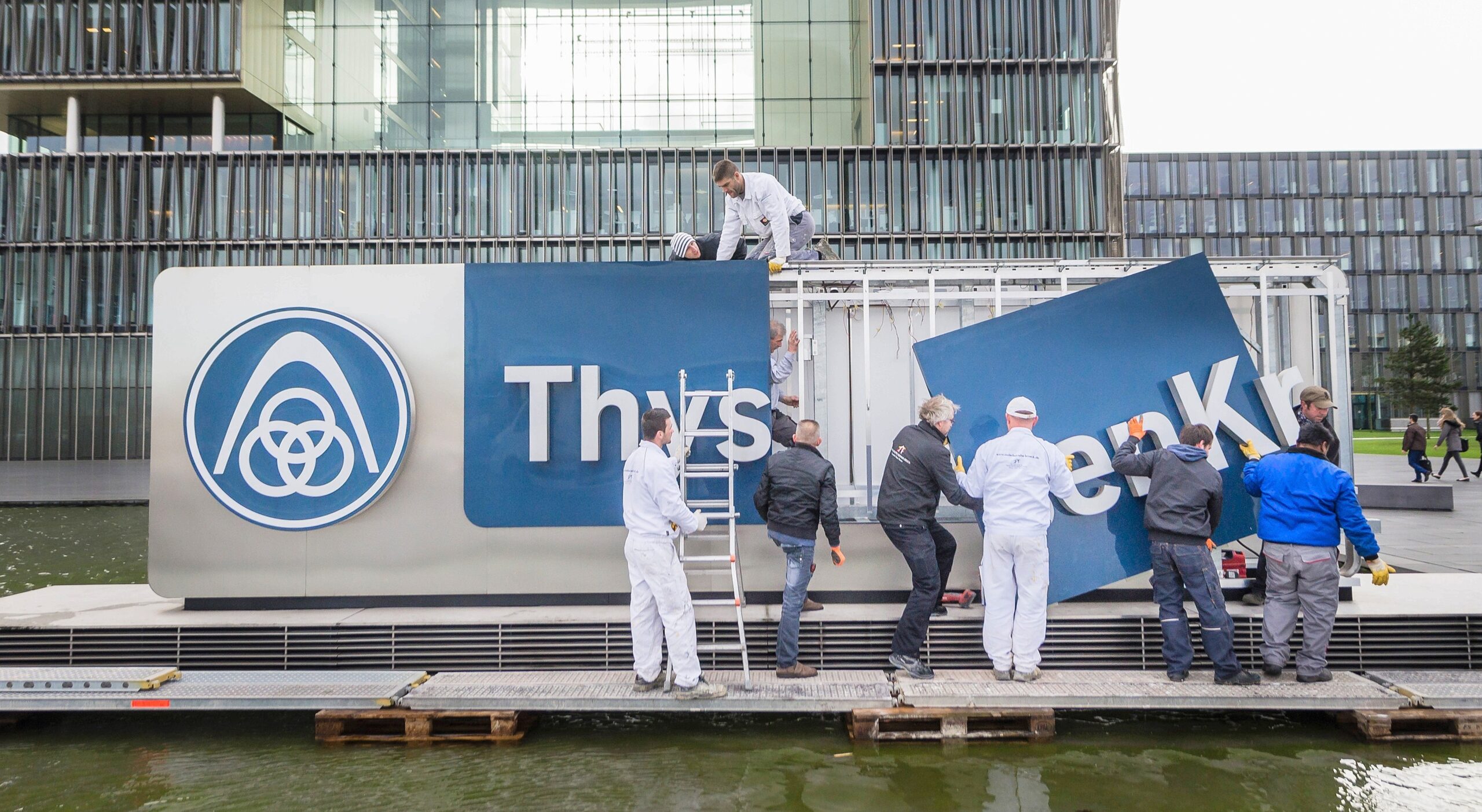 Am Mittwoch montierten Arbeiter das alte Logo vor der Thyssen-Krupp-Zentrale ab.