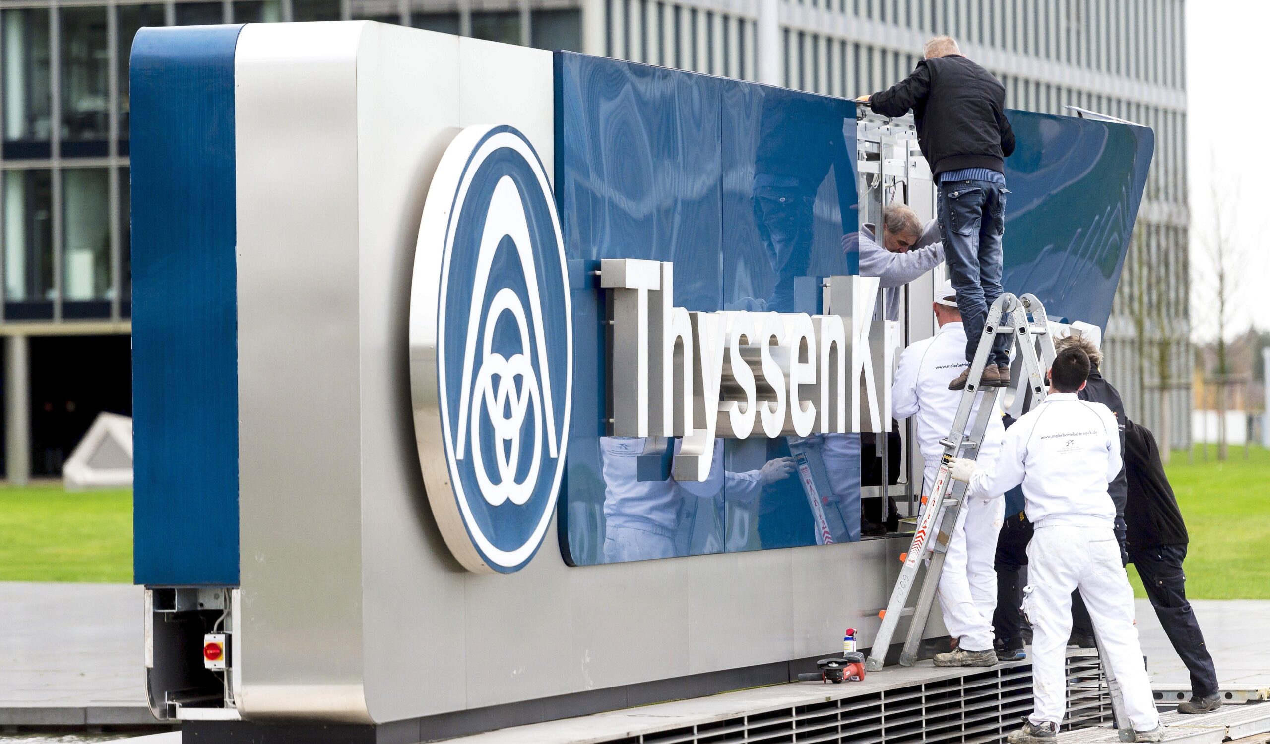 Am Mittwoch montierten Arbeiter das alte Logo vor der Thyssen-Krupp-Zentrale ab.