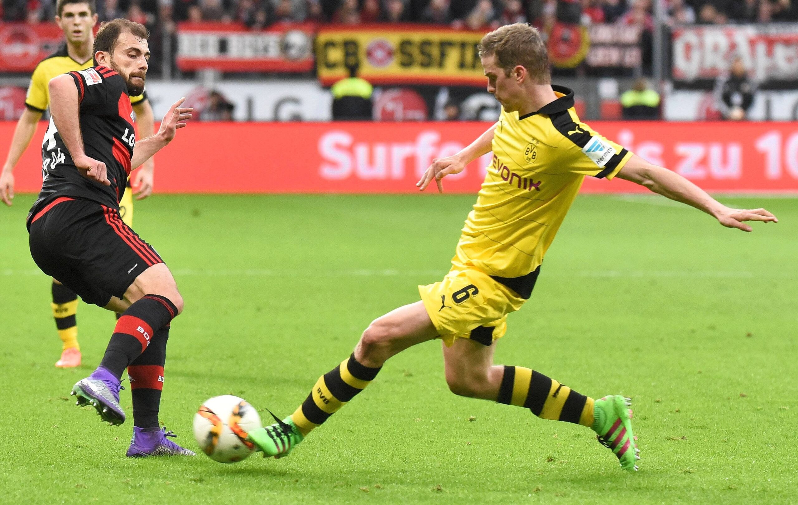 In einem umkämpften Bundesliga-Spitzenspiel bei Bayer Leverkusen fand der BVB das glücklichere Ende: Nach einem Treffer durch Pierre-Emerick Aubameyang siegte Borussia Dortmund mit 1:0. Für Aufregung sorgte Schiedsrichter Felix Zwayer, der das Spiel für zehn Minuten unterbrach. Bayer-Trainer Roger Schmidt war seiner Anweisung, auf die Tribüne zu gehen, nicht gefolgt.