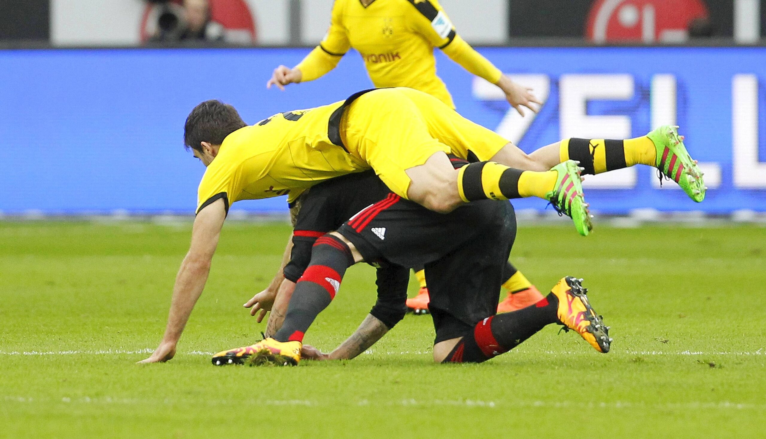 In einem umkämpften Bundesliga-Spitzenspiel bei Bayer Leverkusen fand der BVB das glücklichere Ende: Nach einem Treffer durch Pierre-Emerick Aubameyang siegte Borussia Dortmund mit 1:0. Für Aufregung sorgte Schiedsrichter Felix Zwayer, der das Spiel für zehn Minuten unterbrach. Bayer-Trainer Roger Schmidt war seiner Anweisung, auf die Tribüne zu gehen, nicht gefolgt.