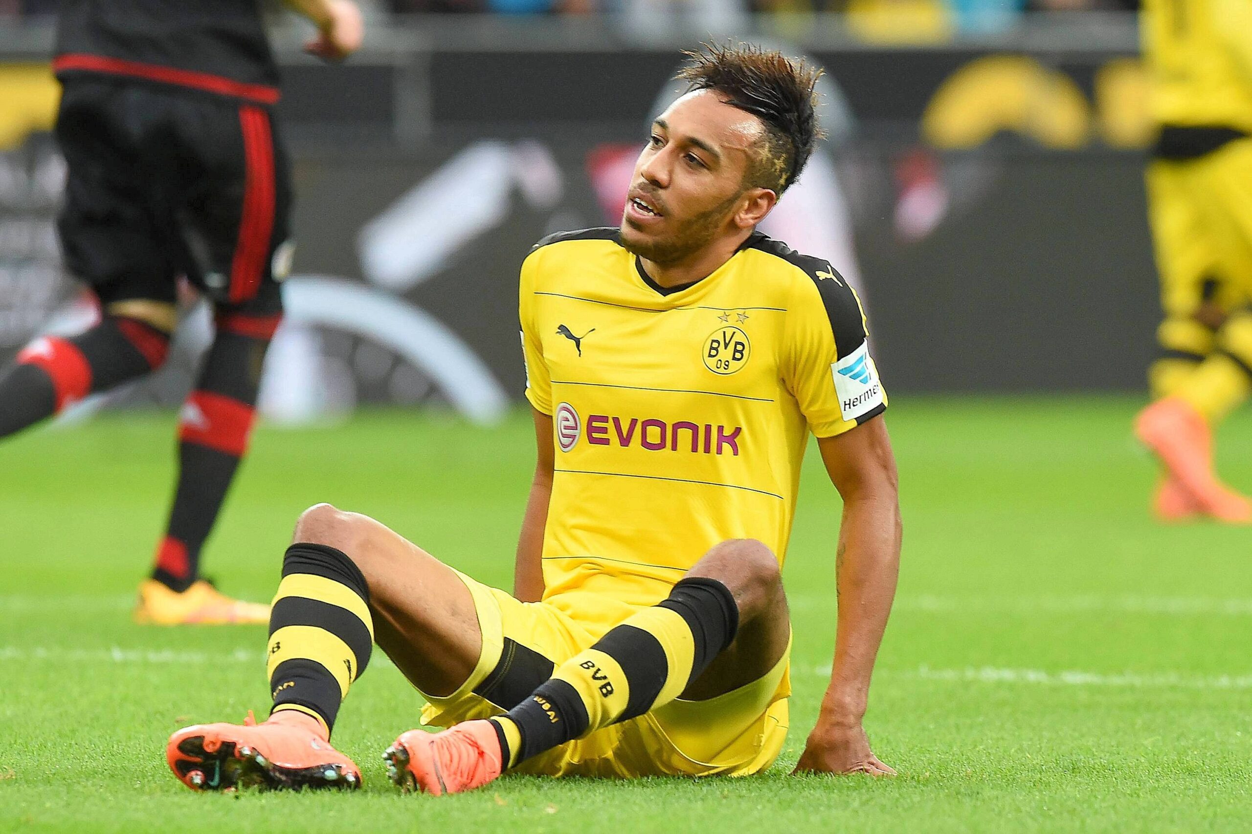 In einem umkämpften Bundesliga-Spitzenspiel bei Bayer Leverkusen fand der BVB das glücklichere Ende: Nach einem Treffer durch Pierre-Emerick Aubameyang siegte Borussia Dortmund mit 1:0. Für Aufregung sorgte Schiedsrichter Felix Zwayer, der das Spiel für zehn Minuten unterbrach. Bayer-Trainer Roger Schmidt war seiner Anweisung, auf die Tribüne zu gehen, nicht gefolgt.