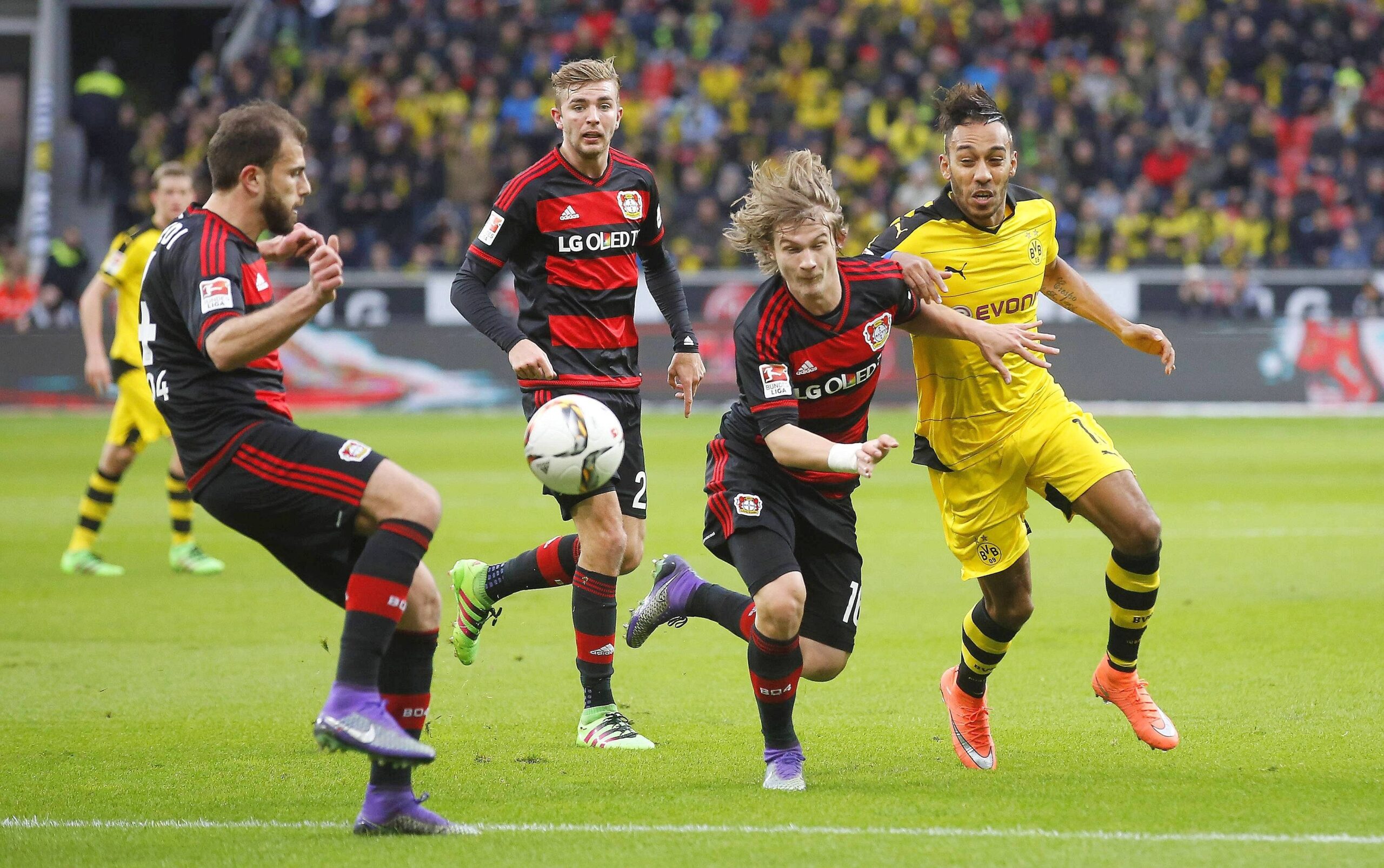 In einem umkämpften Bundesliga-Spitzenspiel bei Bayer Leverkusen fand der BVB das glücklichere Ende: Nach einem Treffer durch Pierre-Emerick Aubameyang siegte Borussia Dortmund mit 1:0. Für Aufregung sorgte Schiedsrichter Felix Zwayer, der das Spiel für zehn Minuten unterbrach. Bayer-Trainer Roger Schmidt war seiner Anweisung, auf die Tribüne zu gehen, nicht gefolgt.