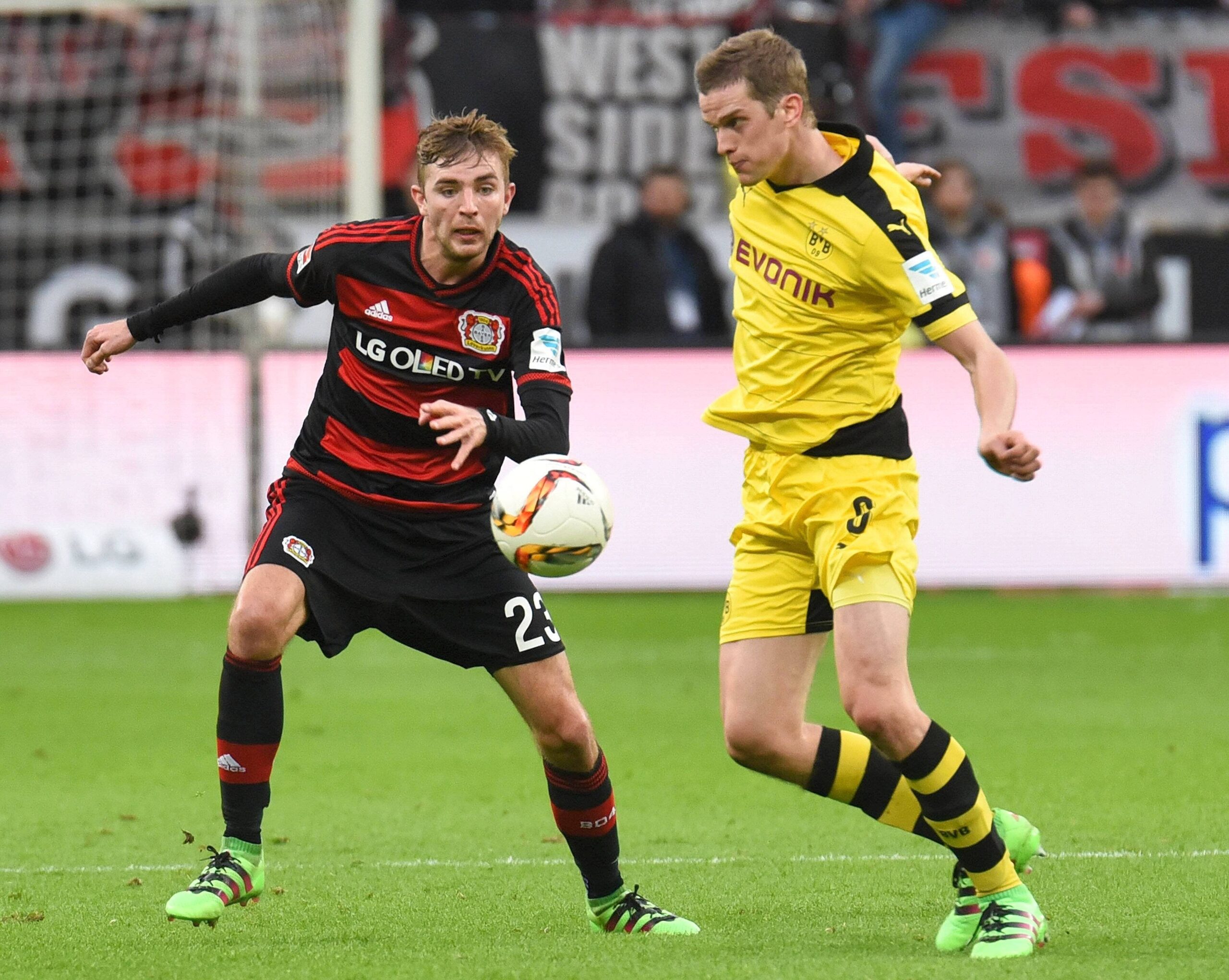 In einem umkämpften Bundesliga-Spitzenspiel bei Bayer Leverkusen fand der BVB das glücklichere Ende: Nach einem Treffer durch Pierre-Emerick Aubameyang siegte Borussia Dortmund mit 1:0. Für Aufregung sorgte Schiedsrichter Felix Zwayer, der das Spiel für zehn Minuten unterbrach. Bayer-Trainer Roger Schmidt war seiner Anweisung, auf die Tribüne zu gehen, nicht gefolgt.