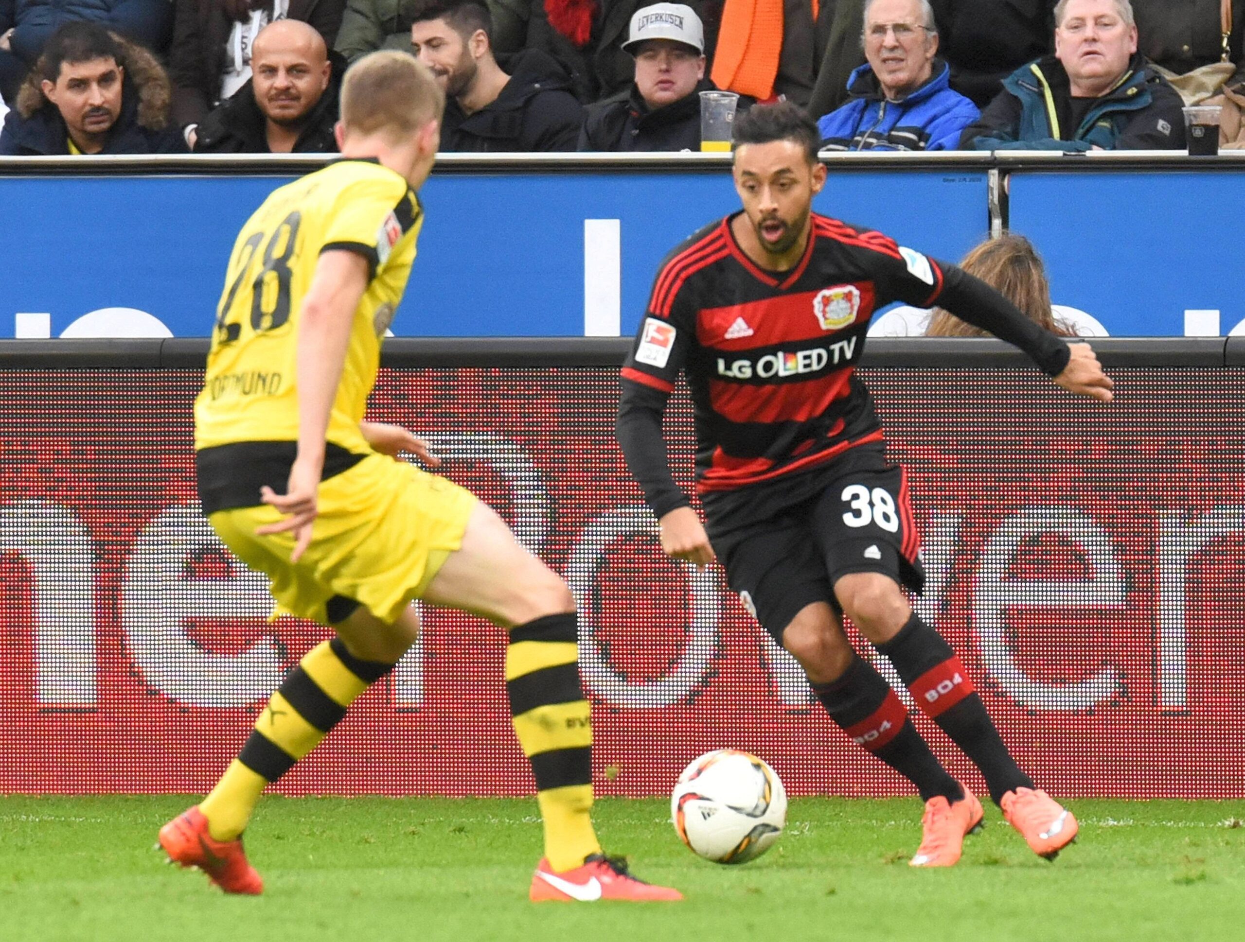 In einem umkämpften Bundesliga-Spitzenspiel bei Bayer Leverkusen fand der BVB das glücklichere Ende: Nach einem Treffer durch Pierre-Emerick Aubameyang siegte Borussia Dortmund mit 1:0. Für Aufregung sorgte Schiedsrichter Felix Zwayer, der das Spiel für zehn Minuten unterbrach. Bayer-Trainer Roger Schmidt war seiner Anweisung, auf die Tribüne zu gehen, nicht gefolgt.