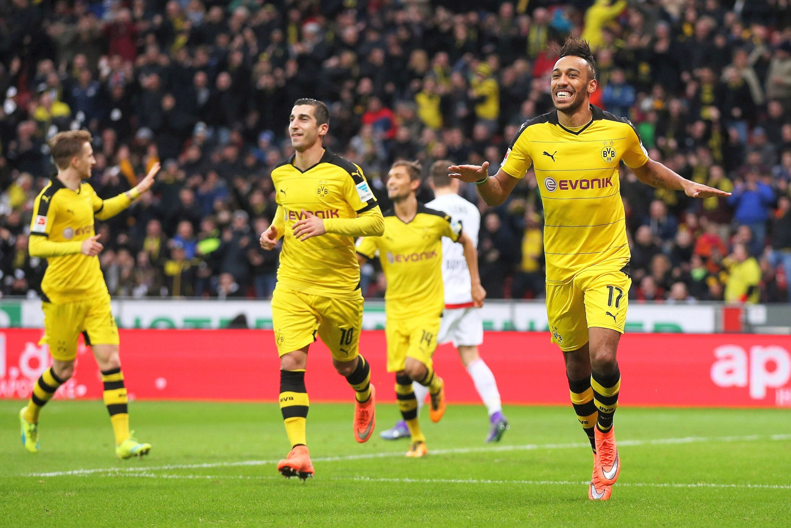 In einem umkämpften Bundesliga-Spitzenspiel bei Bayer Leverkusen fand der BVB das glücklichere Ende: Nach einem Treffer durch Pierre-Emerick Aubameyang siegte Borussia Dortmund mit 1:0. Für Aufregung sorgte Schiedsrichter Felix Zwayer, der das Spiel für zehn Minuten unterbrach. Bayer-Trainer Roger Schmidt war seiner Anweisung, auf die Tribüne zu gehen, nicht gefolgt.