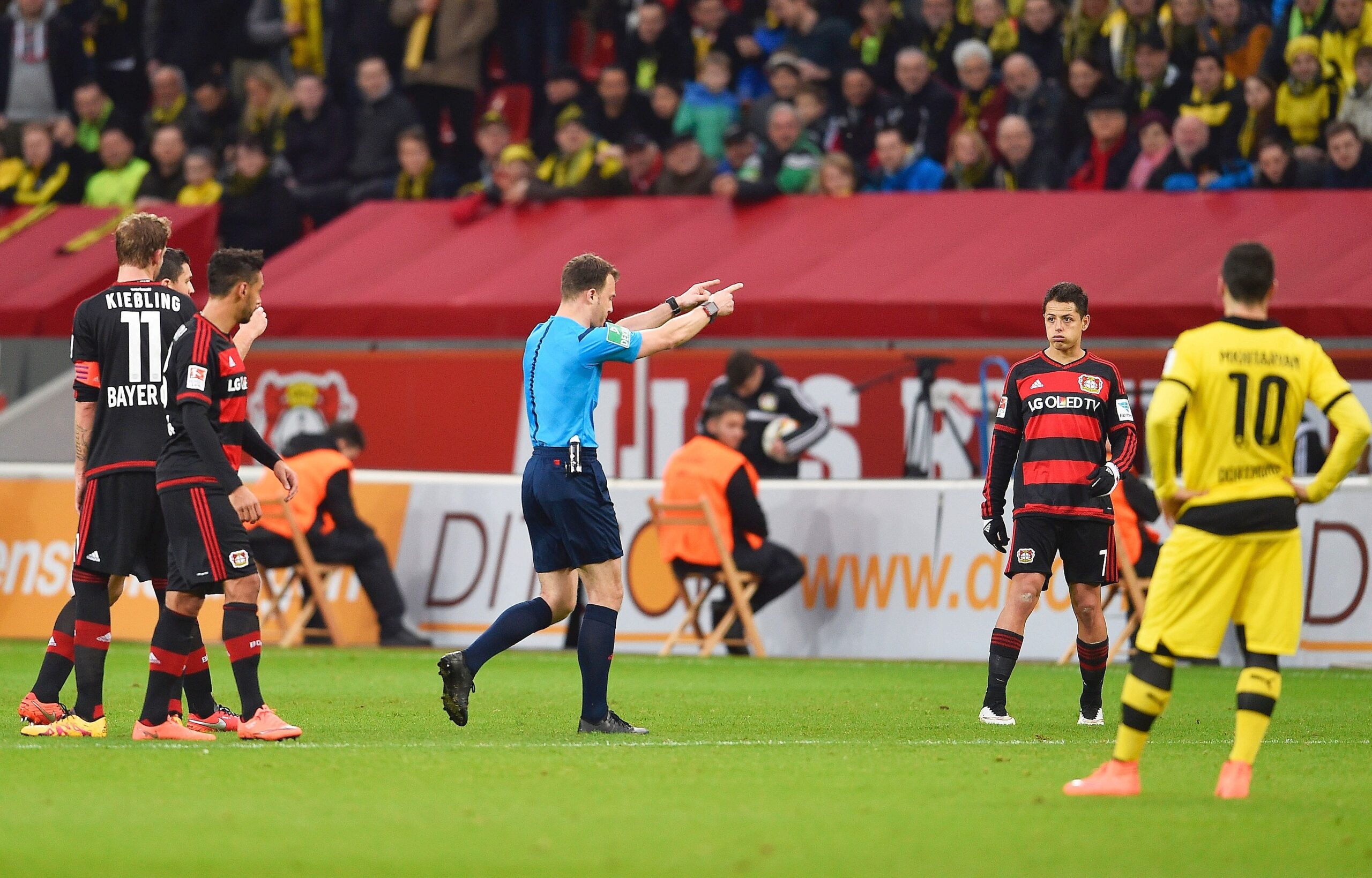 In einem umkämpften Bundesliga-Spitzenspiel bei Bayer Leverkusen fand der BVB das glücklichere Ende: Nach einem Treffer durch Pierre-Emerick Aubameyang siegte Borussia Dortmund mit 1:0. Für Aufregung sorgte Schiedsrichter Felix Zwayer, der das Spiel für zehn Minuten unterbrach. Bayer-Trainer Roger Schmidt war seiner Anweisung, auf die Tribüne zu gehen, nicht gefolgt.