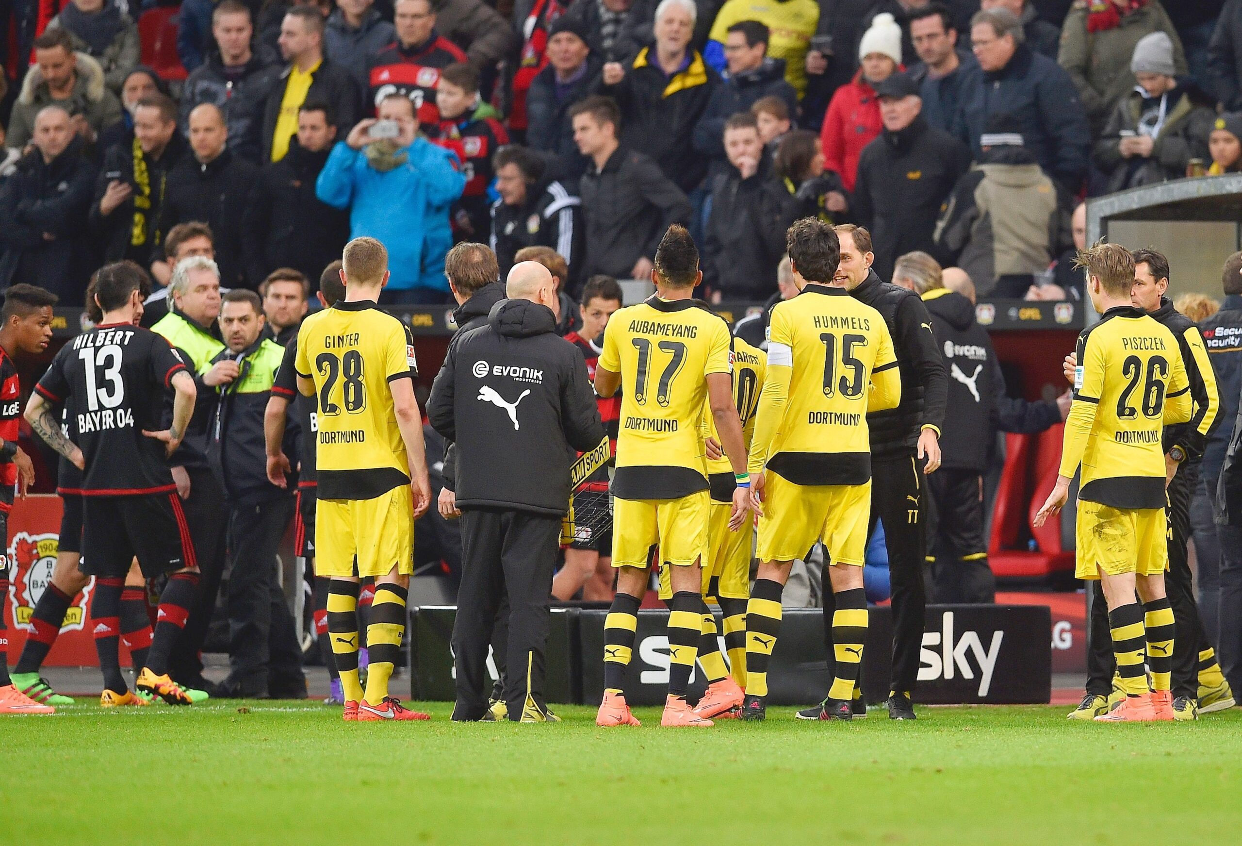 In einem umkämpften Bundesliga-Spitzenspiel bei Bayer Leverkusen fand der BVB das glücklichere Ende: Nach einem Treffer durch Pierre-Emerick Aubameyang siegte Borussia Dortmund mit 1:0. Für Aufregung sorgte Schiedsrichter Felix Zwayer, der das Spiel für zehn Minuten unterbrach. Bayer-Trainer Roger Schmidt war seiner Anweisung, auf die Tribüne zu gehen, nicht gefolgt.