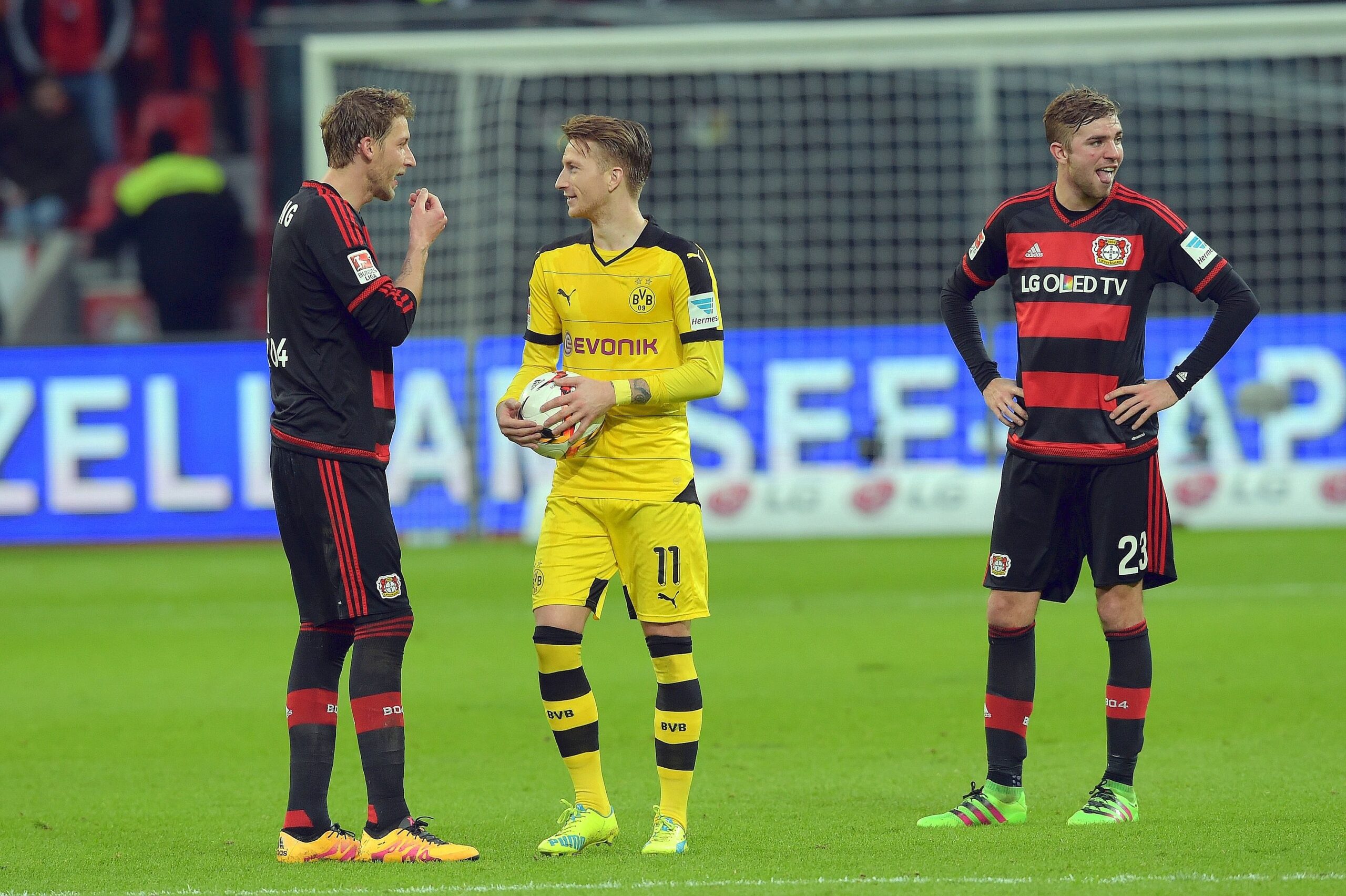 In einem umkämpften Bundesliga-Spitzenspiel bei Bayer Leverkusen fand der BVB das glücklichere Ende: Nach einem Treffer durch Pierre-Emerick Aubameyang siegte Borussia Dortmund mit 1:0. Für Aufregung sorgte Schiedsrichter Felix Zwayer, der das Spiel für zehn Minuten unterbrach. Bayer-Trainer Roger Schmidt war seiner Anweisung, auf die Tribüne zu gehen, nicht gefolgt.