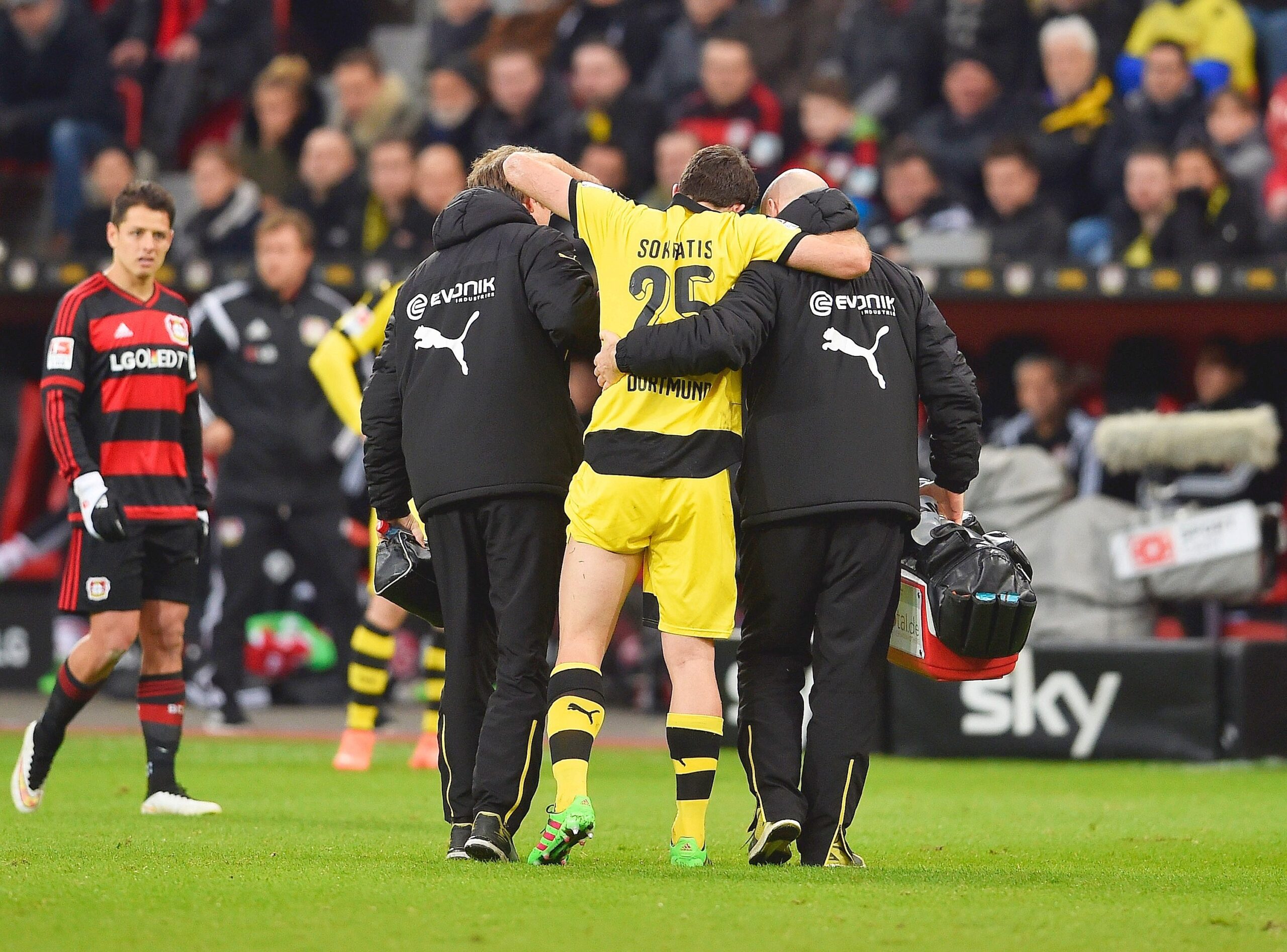 In einem umkämpften Bundesliga-Spitzenspiel bei Bayer Leverkusen fand der BVB das glücklichere Ende: Nach einem Treffer durch Pierre-Emerick Aubameyang siegte Borussia Dortmund mit 1:0. Für Aufregung sorgte Schiedsrichter Felix Zwayer, der das Spiel für zehn Minuten unterbrach. Bayer-Trainer Roger Schmidt war seiner Anweisung, auf die Tribüne zu gehen, nicht gefolgt.