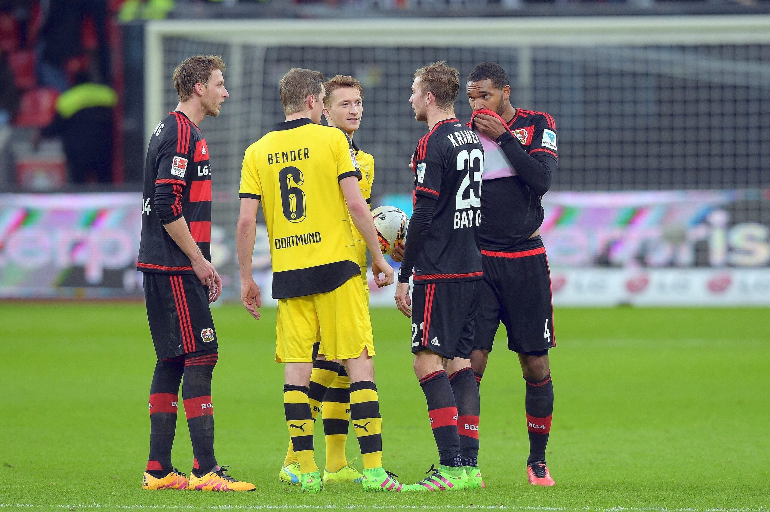 In einem umkämpften Bundesliga-Spitzenspiel bei Bayer Leverkusen fand der BVB das glücklichere Ende: Nach einem Treffer durch Pierre-Emerick Aubameyang siegte Borussia Dortmund mit 1:0. Für Aufregung sorgte Schiedsrichter Felix Zwayer, der das Spiel für zehn Minuten unterbrach. Bayer-Trainer Roger Schmidt war seiner Anweisung, auf die Tribüne zu gehen, nicht gefolgt.