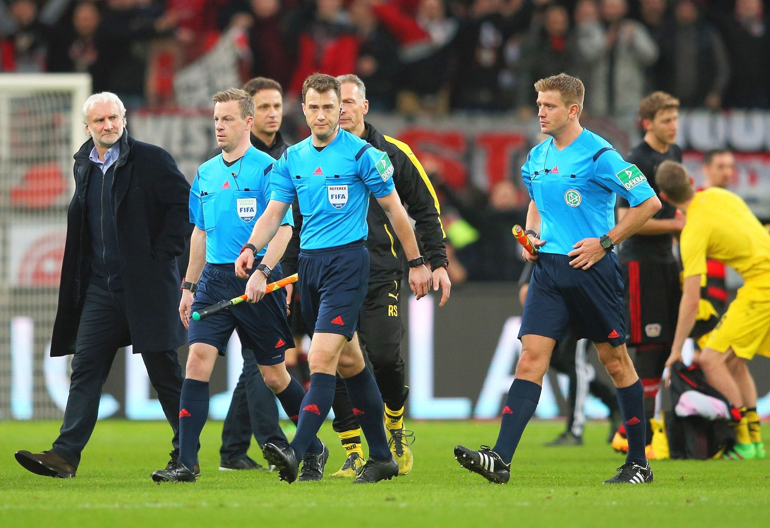 In einem umkämpften Bundesliga-Spitzenspiel bei Bayer Leverkusen fand der BVB das glücklichere Ende: Nach einem Treffer durch Pierre-Emerick Aubameyang siegte Borussia Dortmund mit 1:0. Für Aufregung sorgte Schiedsrichter Felix Zwayer, der das Spiel für zehn Minuten unterbrach. Bayer-Trainer Roger Schmidt war seiner Anweisung, auf die Tribüne zu gehen, nicht gefolgt.