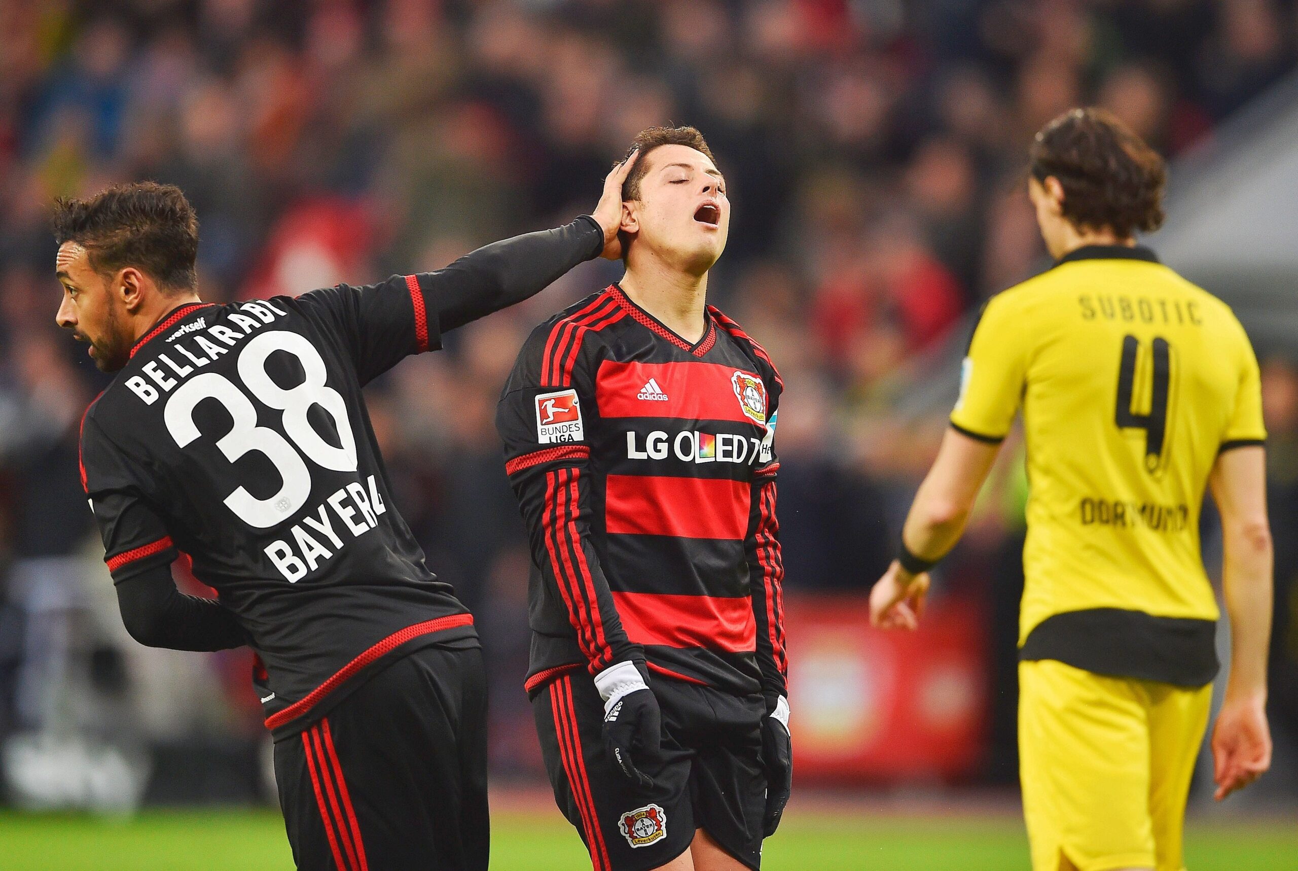 In einem umkämpften Bundesliga-Spitzenspiel bei Bayer Leverkusen fand der BVB das glücklichere Ende: Nach einem Treffer durch Pierre-Emerick Aubameyang siegte Borussia Dortmund mit 1:0. Für Aufregung sorgte Schiedsrichter Felix Zwayer, der das Spiel für zehn Minuten unterbrach. Bayer-Trainer Roger Schmidt war seiner Anweisung, auf die Tribüne zu gehen, nicht gefolgt.