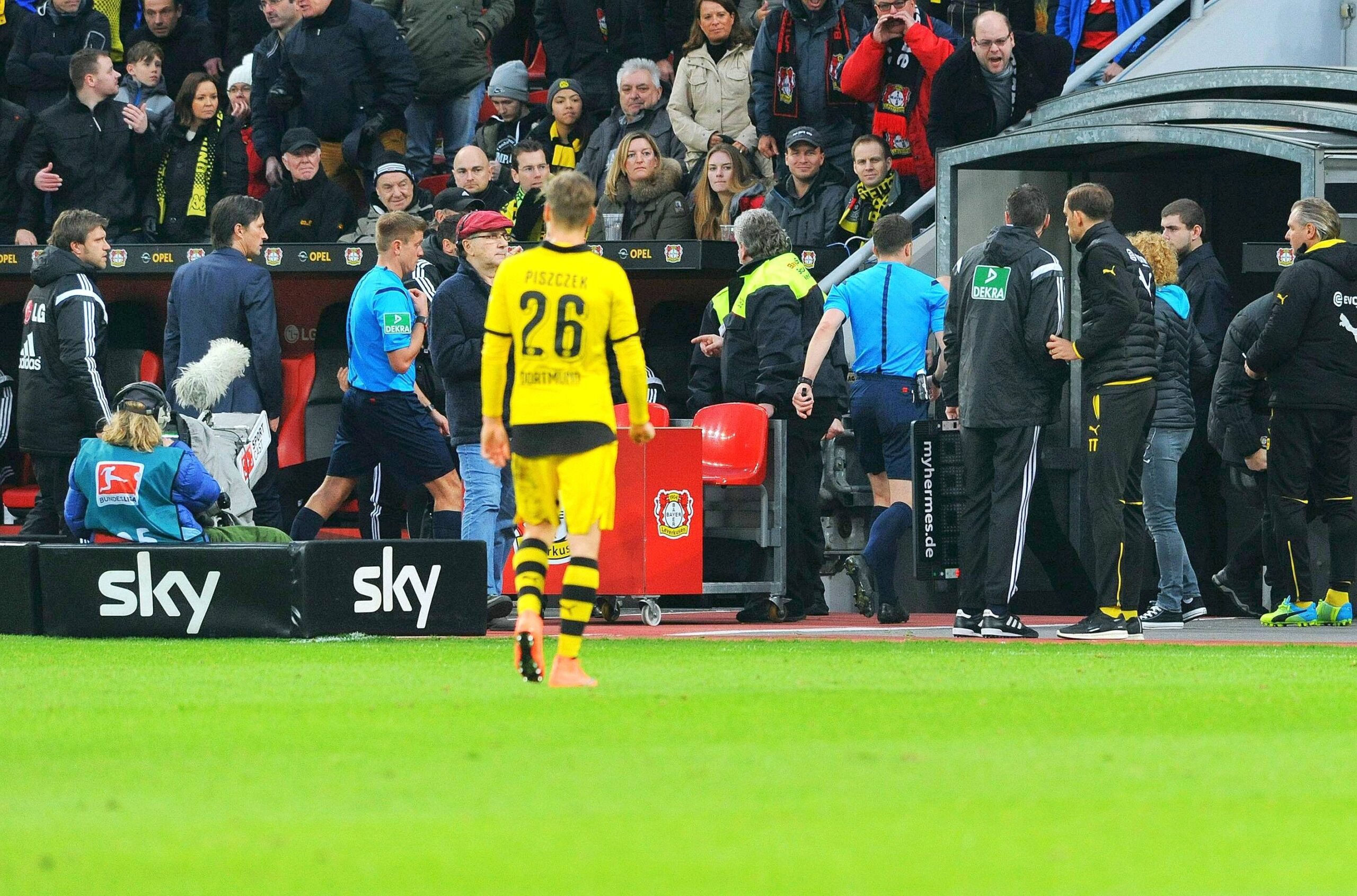 In einem umkämpften Bundesliga-Spitzenspiel bei Bayer Leverkusen fand der BVB das glücklichere Ende: Nach einem Treffer durch Pierre-Emerick Aubameyang siegte Borussia Dortmund mit 1:0. Für Aufregung sorgte Schiedsrichter Felix Zwayer, der das Spiel für zehn Minuten unterbrach. Bayer-Trainer Roger Schmidt war seiner Anweisung, auf die Tribüne zu gehen, nicht gefolgt.