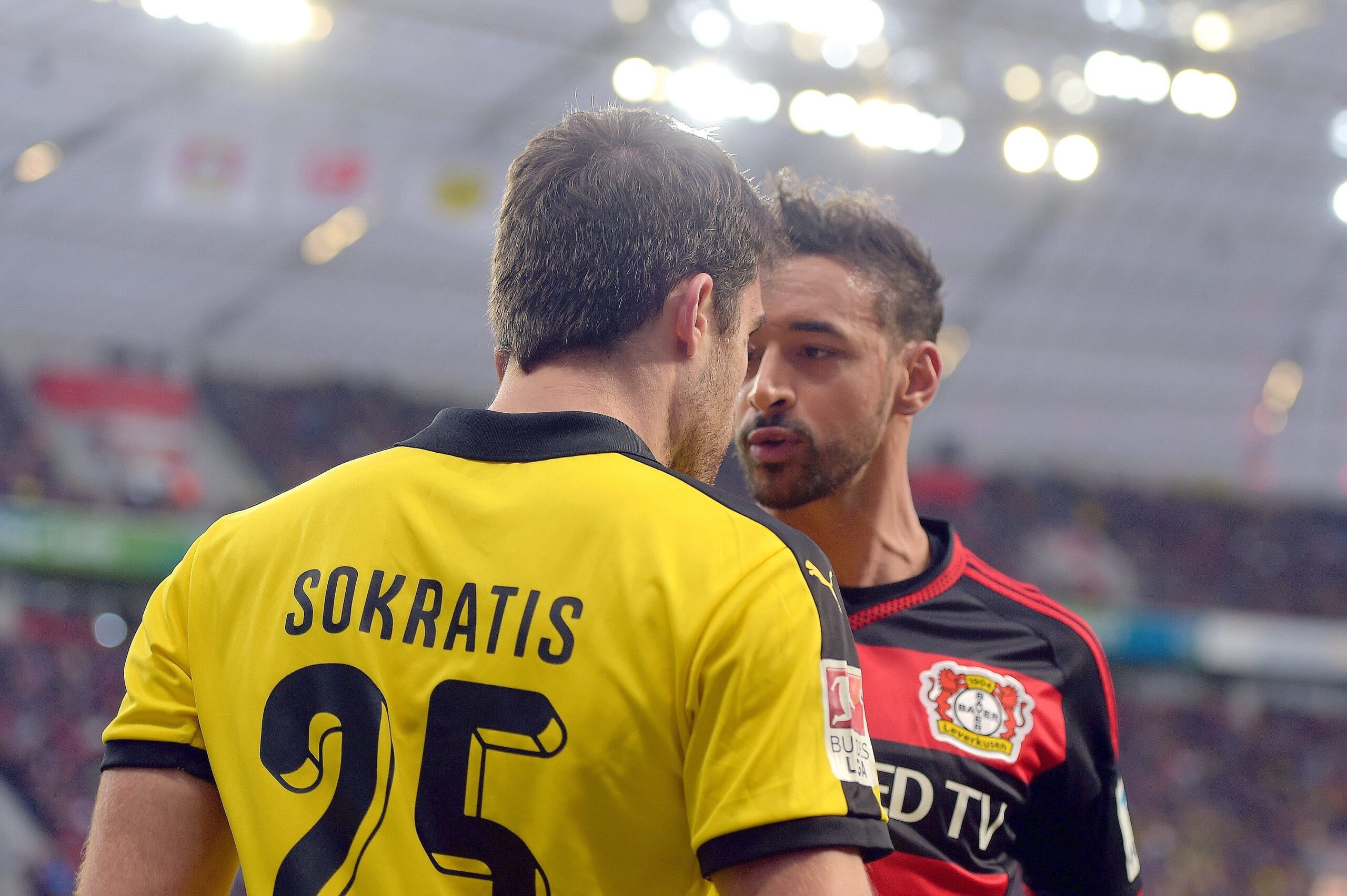 In einem umkämpften Bundesliga-Spitzenspiel bei Bayer Leverkusen fand der BVB das glücklichere Ende: Nach einem Treffer durch Pierre-Emerick Aubameyang siegte Borussia Dortmund mit 1:0. Für Aufregung sorgte Schiedsrichter Felix Zwayer, der das Spiel für zehn Minuten unterbrach. Bayer-Trainer Roger Schmidt war seiner Anweisung, auf die Tribüne zu gehen, nicht gefolgt.