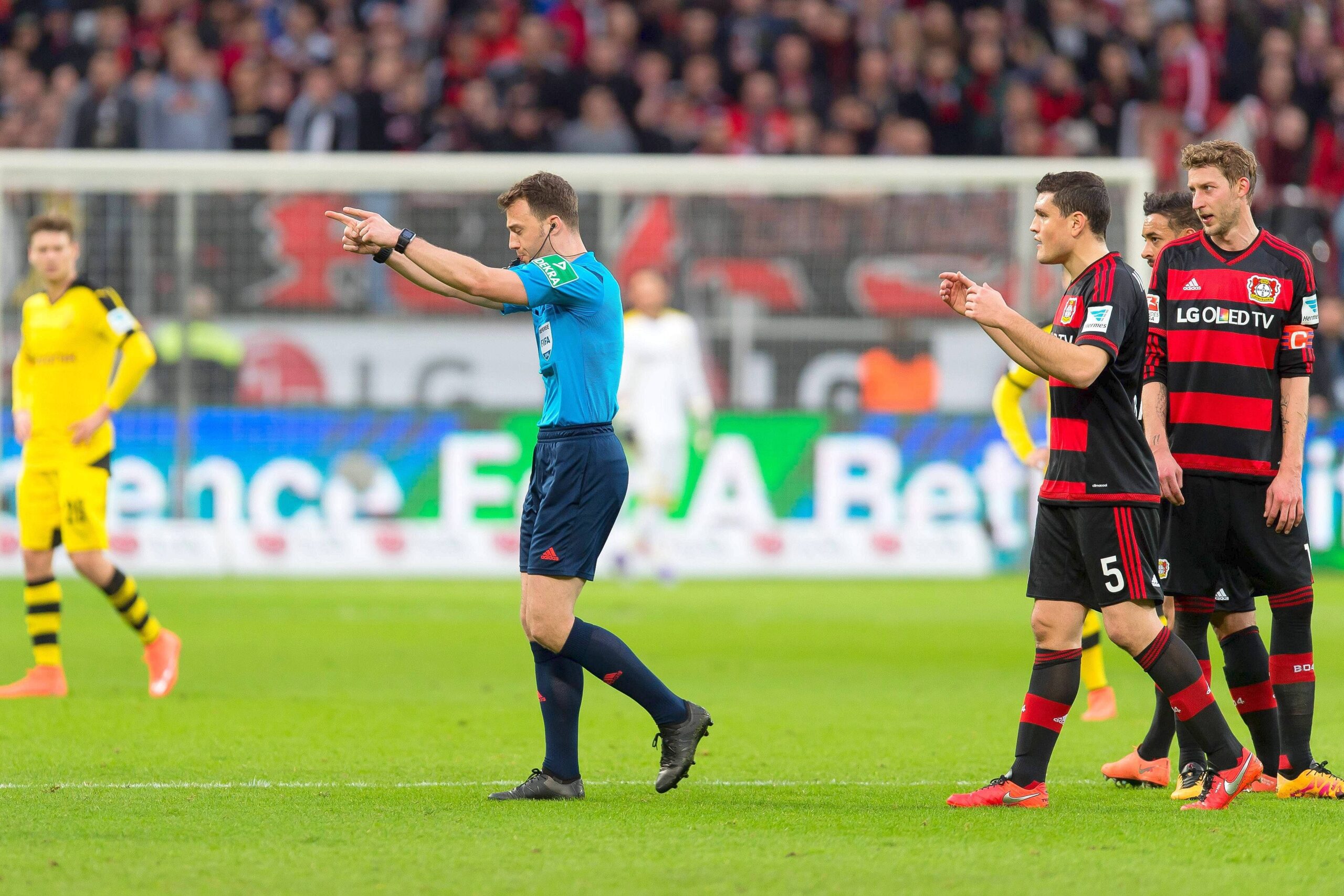 In einem umkämpften Bundesliga-Spitzenspiel bei Bayer Leverkusen fand der BVB das glücklichere Ende: Nach einem Treffer durch Pierre-Emerick Aubameyang siegte Borussia Dortmund mit 1:0. Für Aufregung sorgte Schiedsrichter Felix Zwayer, der das Spiel für zehn Minuten unterbrach. Bayer-Trainer Roger Schmidt war seiner Anweisung, auf die Tribüne zu gehen, nicht gefolgt.