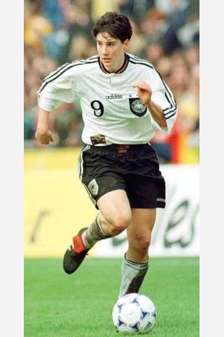 In der Nationalmannschaft - hier im Jahr 1998 - zählte sie ...