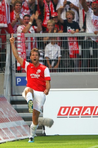 FSV Mainz - Schalke 04, Endstand 2:4. Andreas Ivanschitz bejubelt sein Führungstor für Mainz.