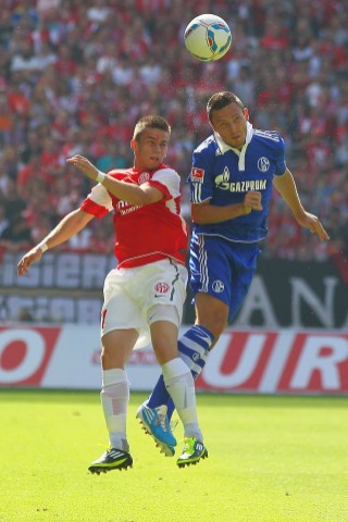 FSV Mainz - Schalke 04, Endstand 2:4. Zoltan Stieber und Marco Höger im Kopfballduell.