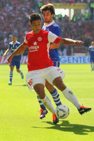 FSV Mainz - Schalke 04, Endstand 2:4. Schalkes Jan Moravek gegen Malik Fathi.