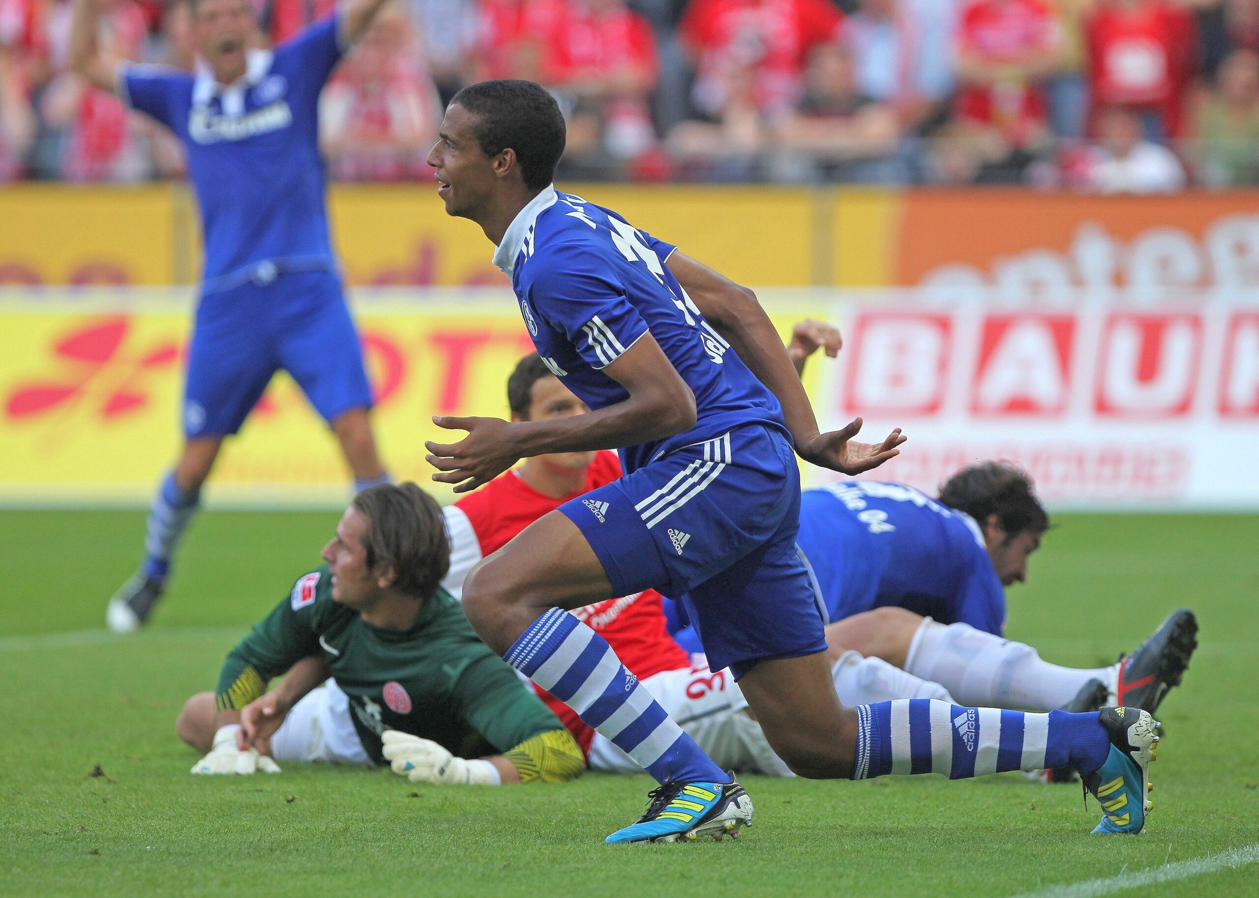 FSV Mainz - Schalke 04, Endstand 2:4. Joel Matip dreht nach seinem Tor zum 2:3 jubelnd ab.