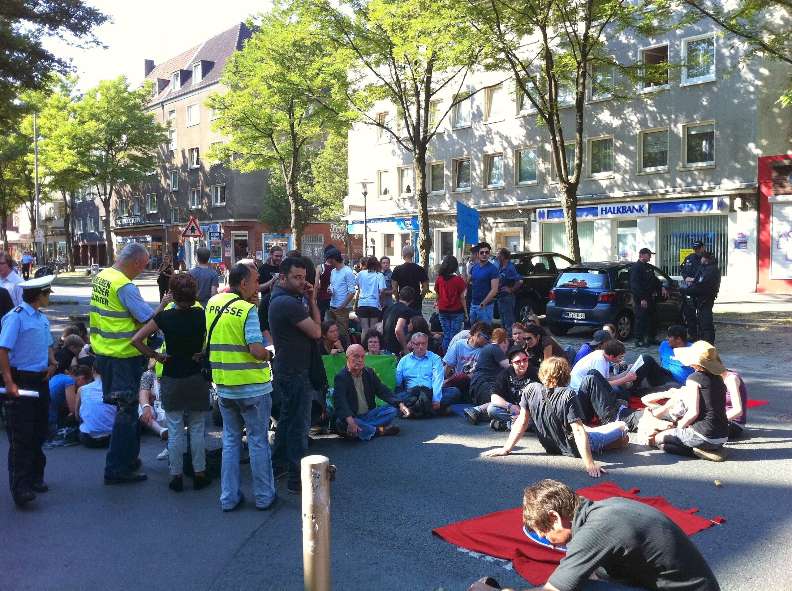 Sitzblockade gegen Neonazis.