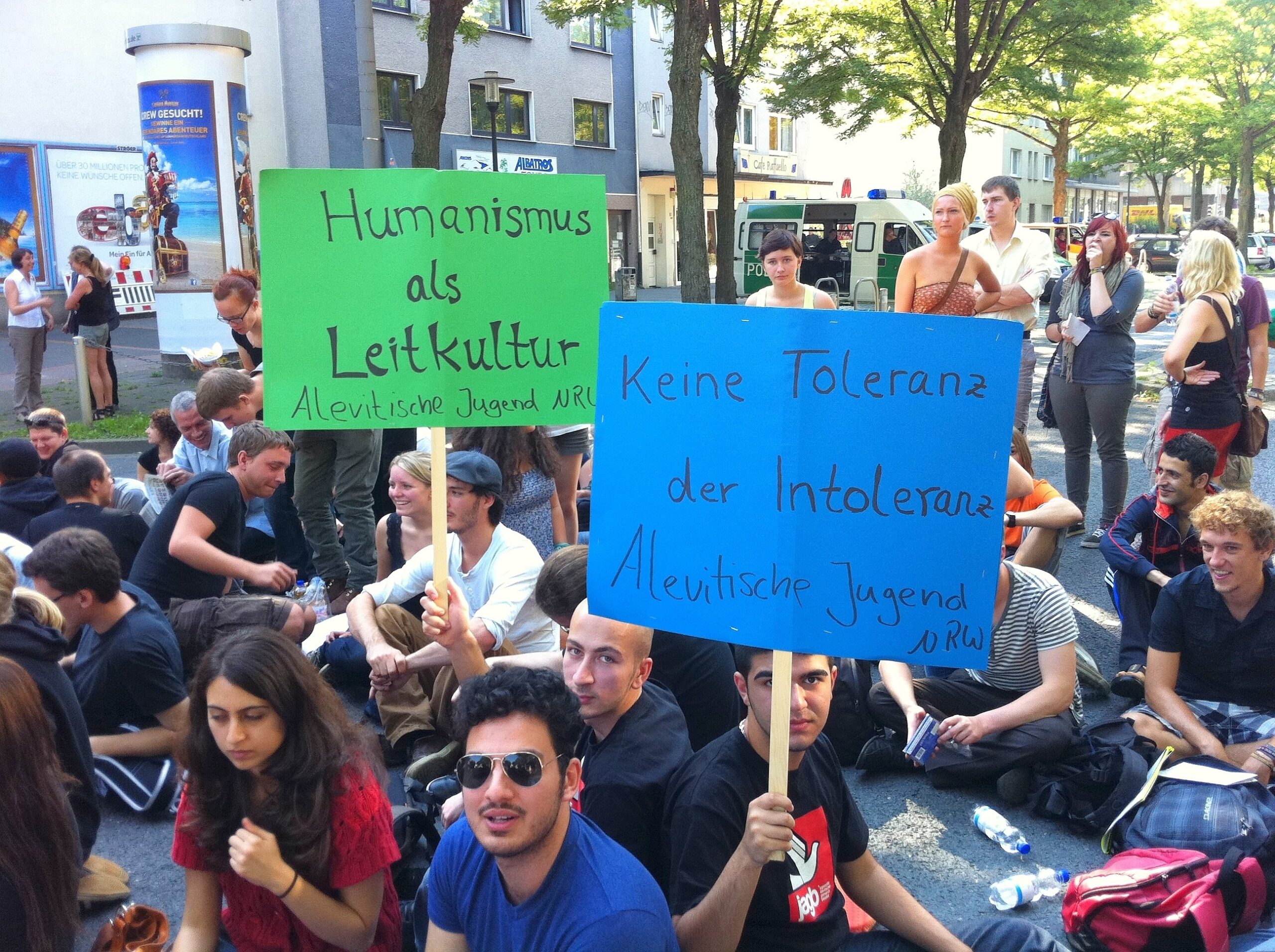 Sitzblockade gegen Neonazis.