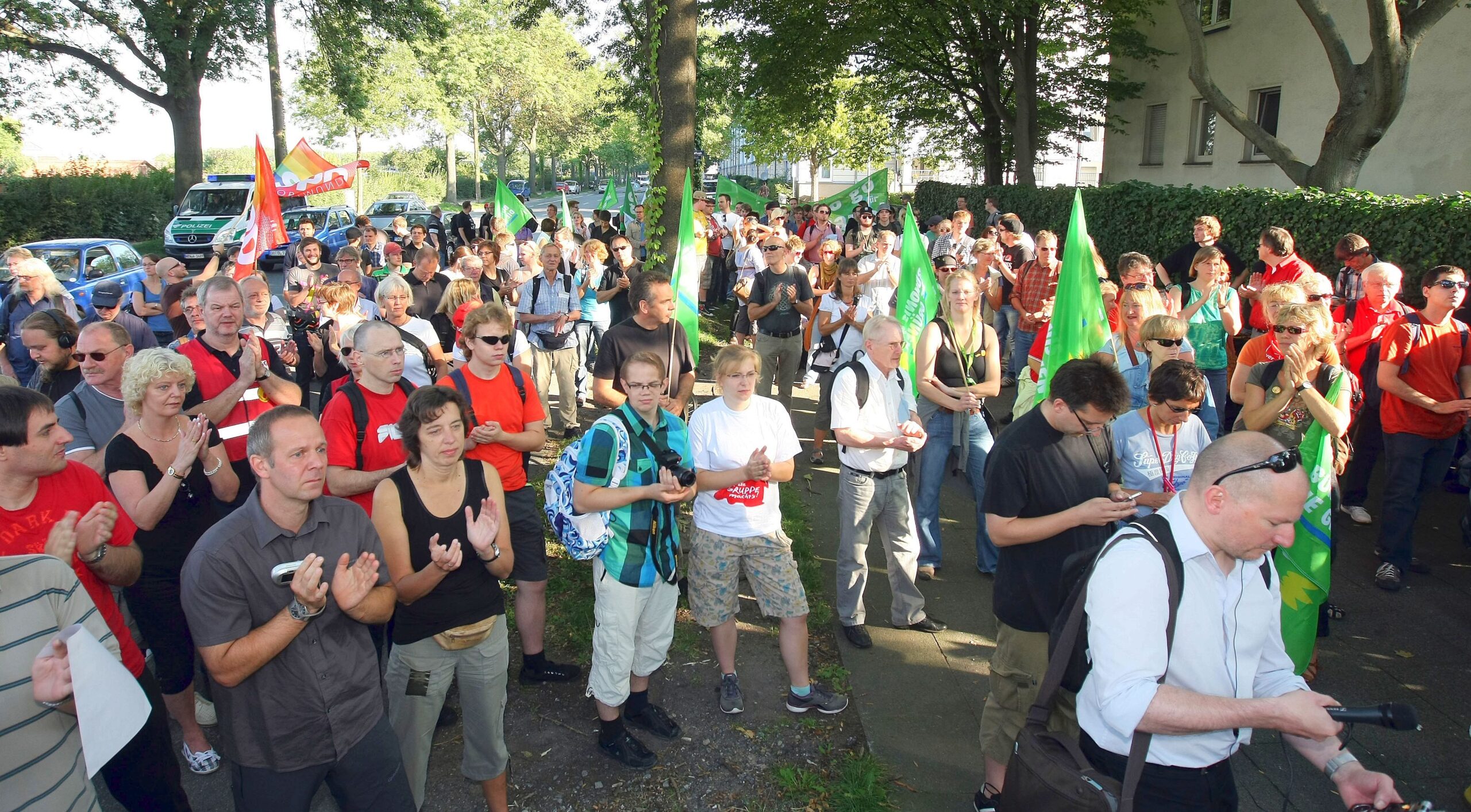 Ein friedlicher Protestmarsch gegen Nazis.