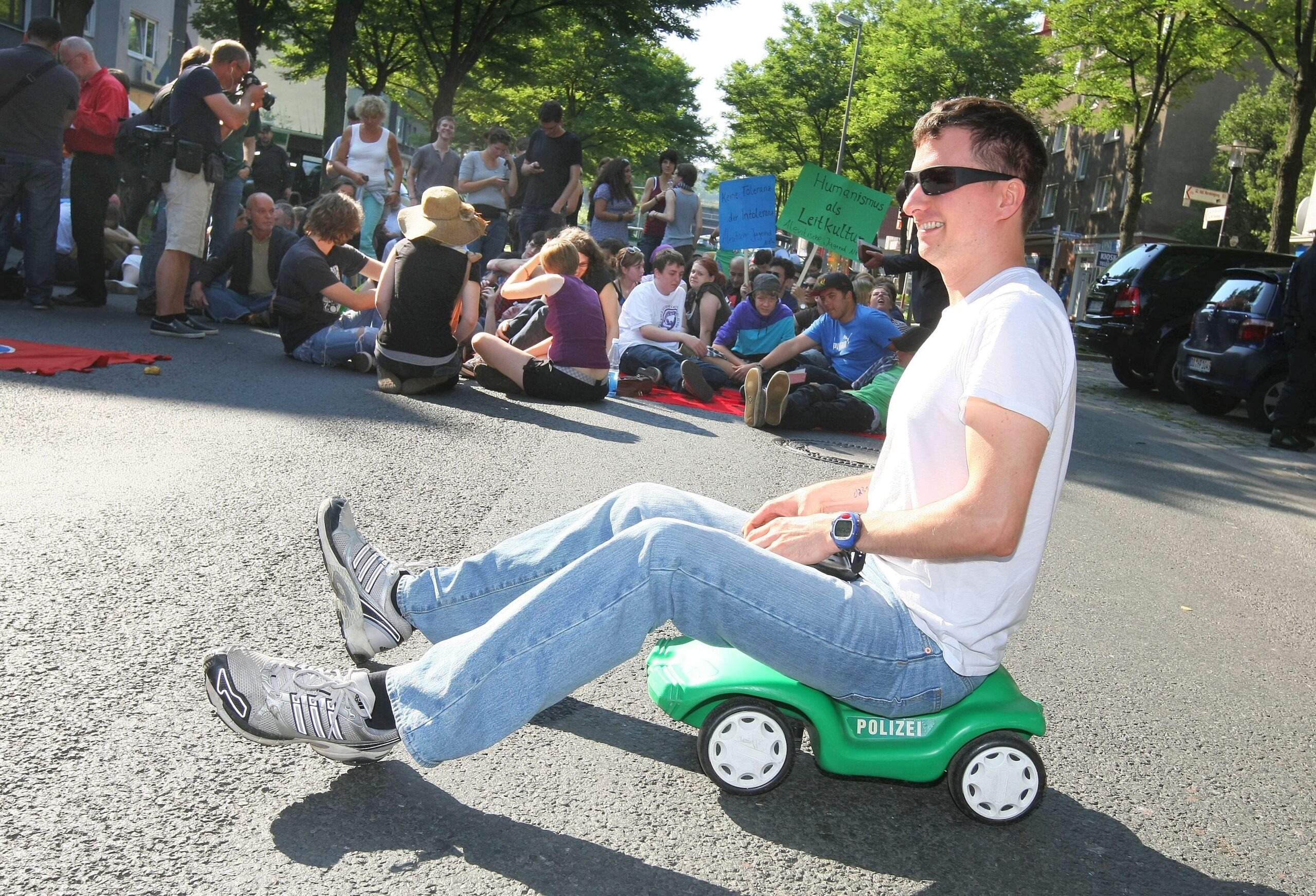 Die Polizei duldete die Sitzblockaden bis ca.14 Uhr. 