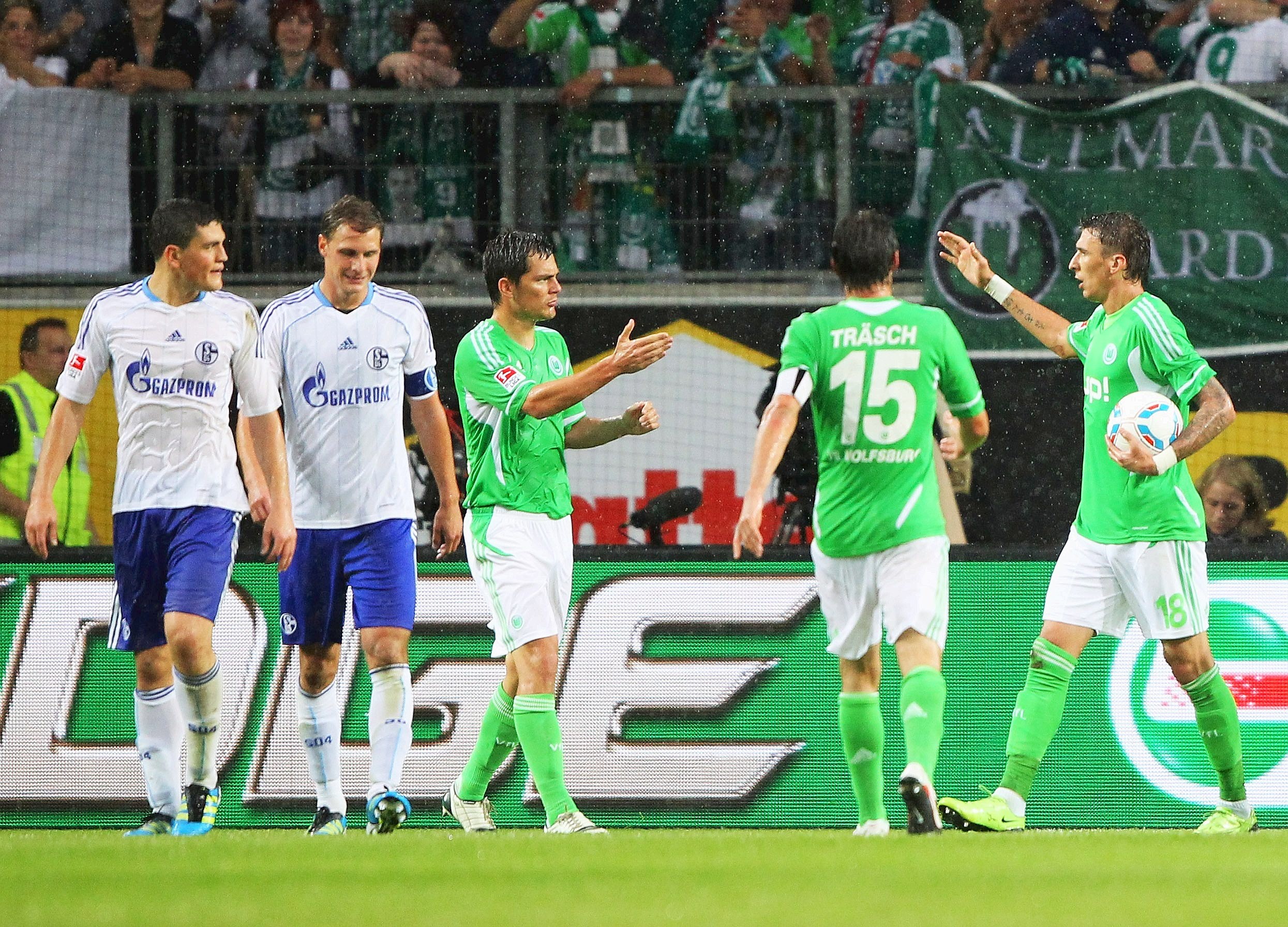 VfL Wolfsburg gegen Schalke 04, Endstand 2:1. Die Wolfsburger bejubeln den Ausgleichstreffer von Mario Mandzukic (r.).