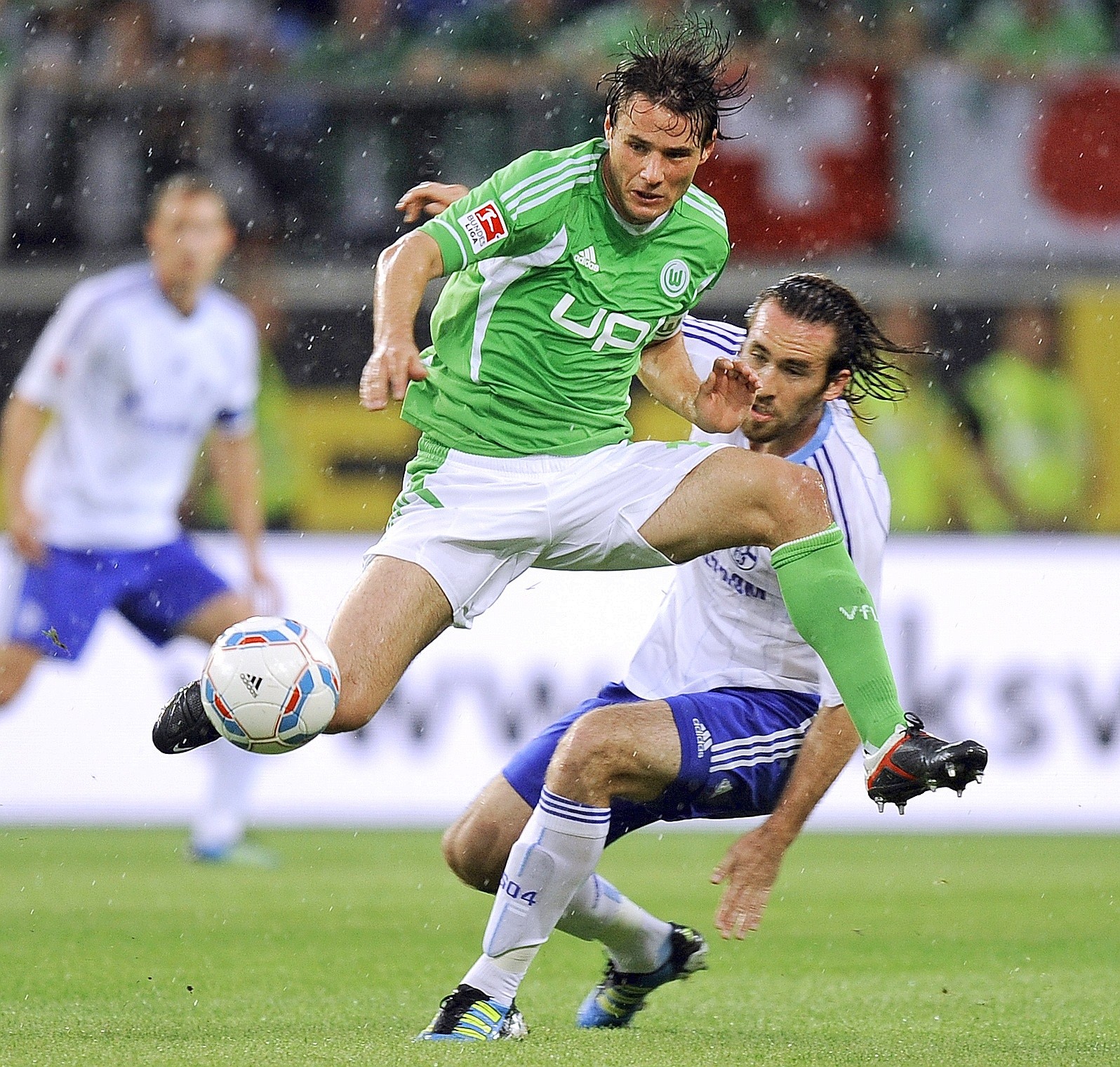 VfL Wolfsburg gegen Schalke 04, Endstand 2:1. Christian Träsch (l.) gegen Christian Fuchs.