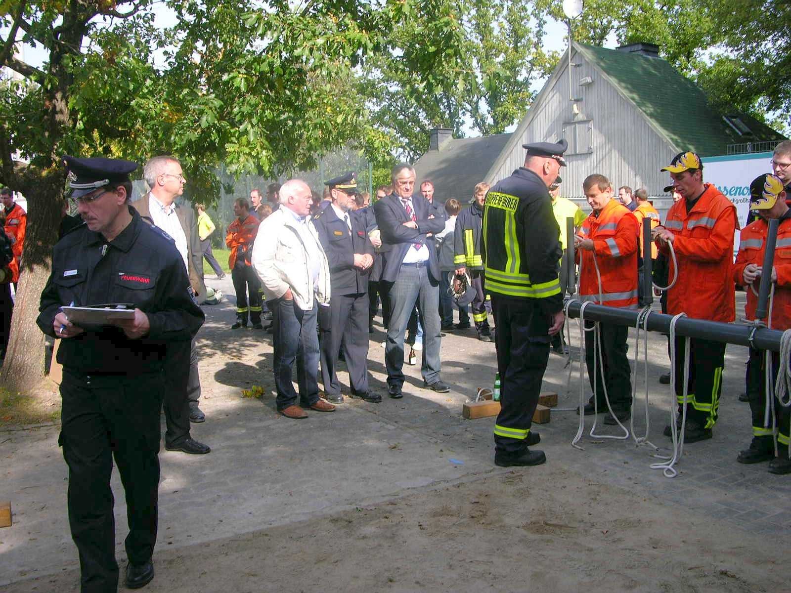 Seit 1991 wird im Hochsauerlandkreis der Leistungsnachweis der Feuerwehren nach den Richtlinien des Feuerwehrverbandes durchgeführt. Die Löschgruppe Berge der Freiwilligen Feuerwehr Meschede war am Samstag Ausrichter dieser fast schon traditionellen mittlerweile 21. Veranstaltung.