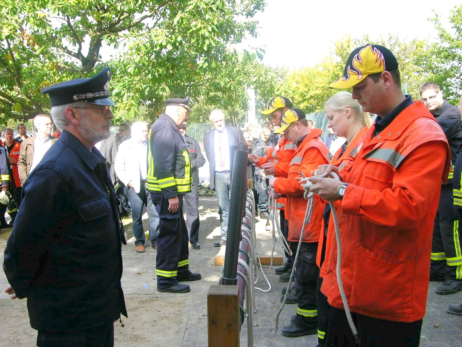 Seit 1991 wird im Hochsauerlandkreis der Leistungsnachweis der Feuerwehren nach den Richtlinien des Feuerwehrverbandes durchgeführt. Die Löschgruppe Berge der Freiwilligen Feuerwehr Meschede war am Samstag Ausrichter dieser fast schon traditionellen mittlerweile 21. Veranstaltung.