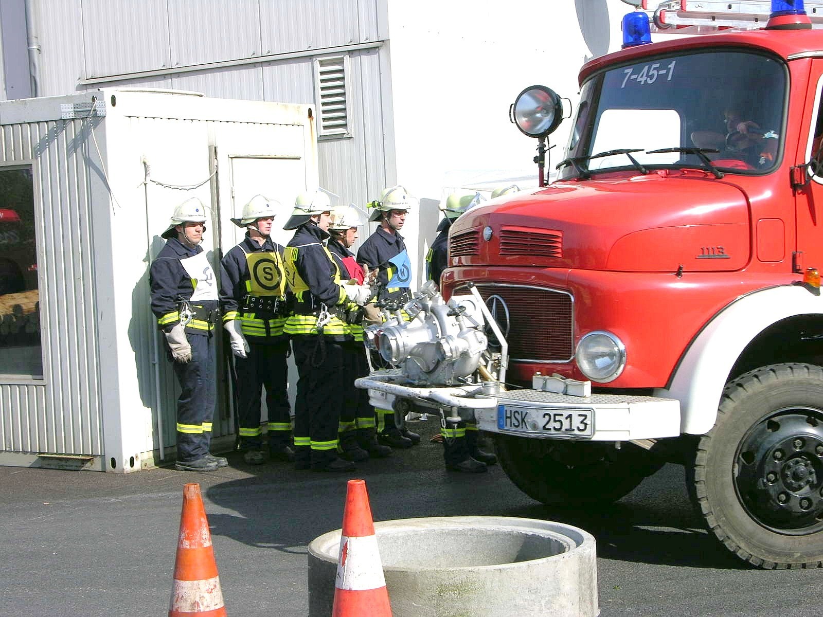 Seit 1991 wird im Hochsauerlandkreis der Leistungsnachweis der Feuerwehren nach den Richtlinien des Feuerwehrverbandes durchgeführt. Die Löschgruppe Berge der Freiwilligen Feuerwehr Meschede war am Samstag Ausrichter dieser fast schon traditionellen mittlerweile 21. Veranstaltung.